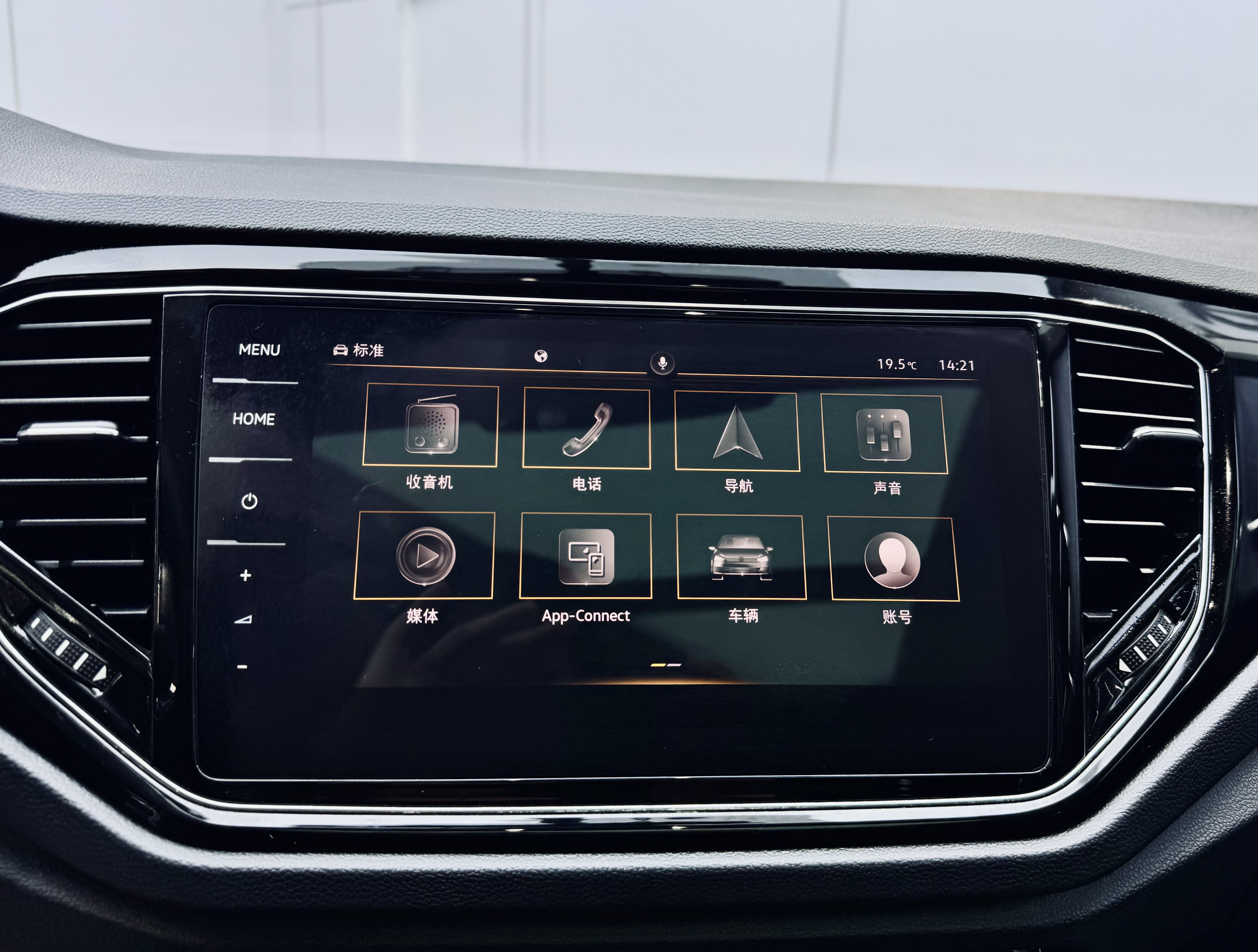 Volkswagen T-Roc 2022 car image #13