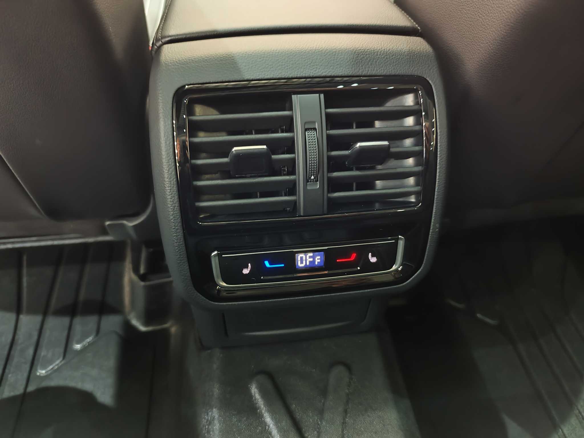 Volkswagen Passat Variant 2023 immagine di auto #13