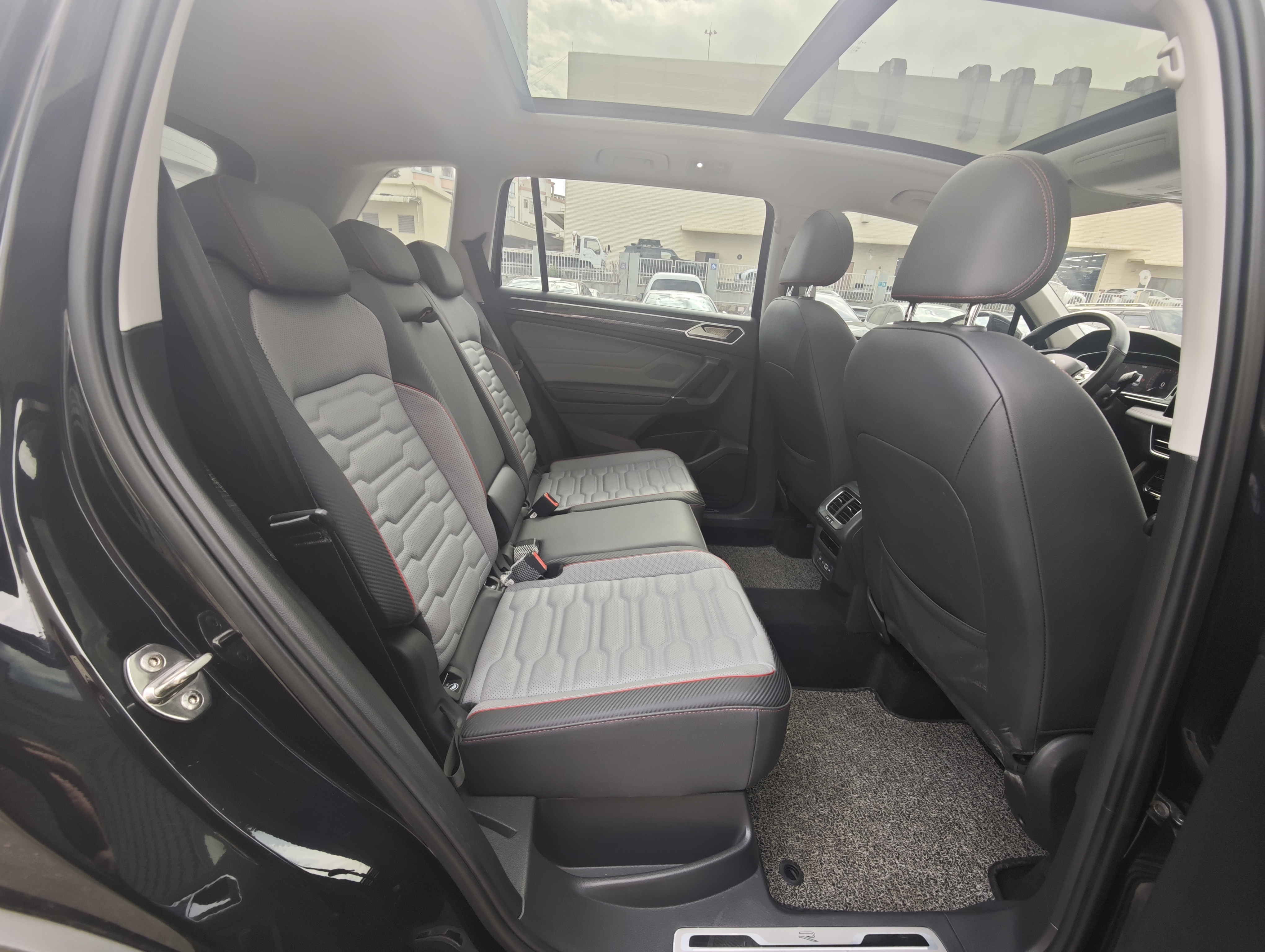 Volkswagen Tiguan L 2022 immagine di auto #13