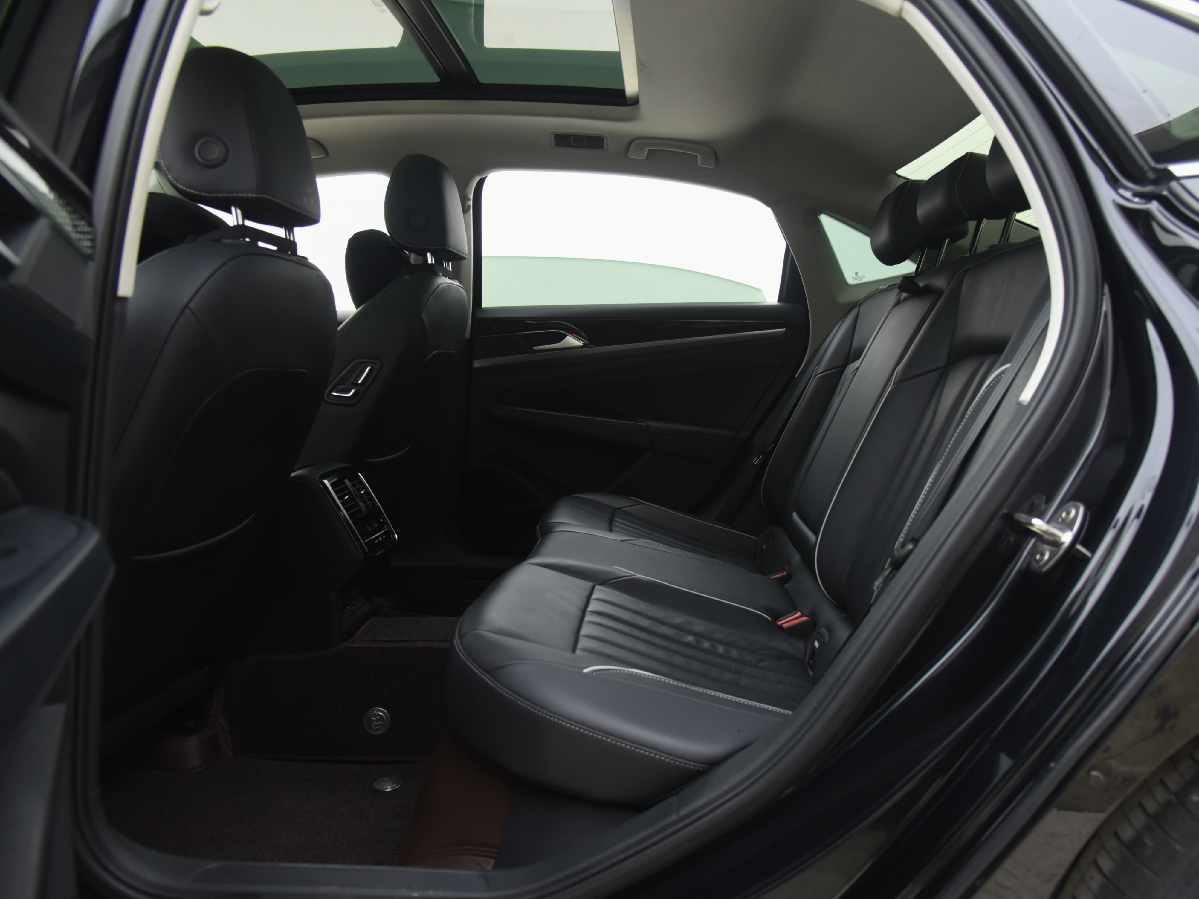 Volkswagen Passat 2022 car image #13