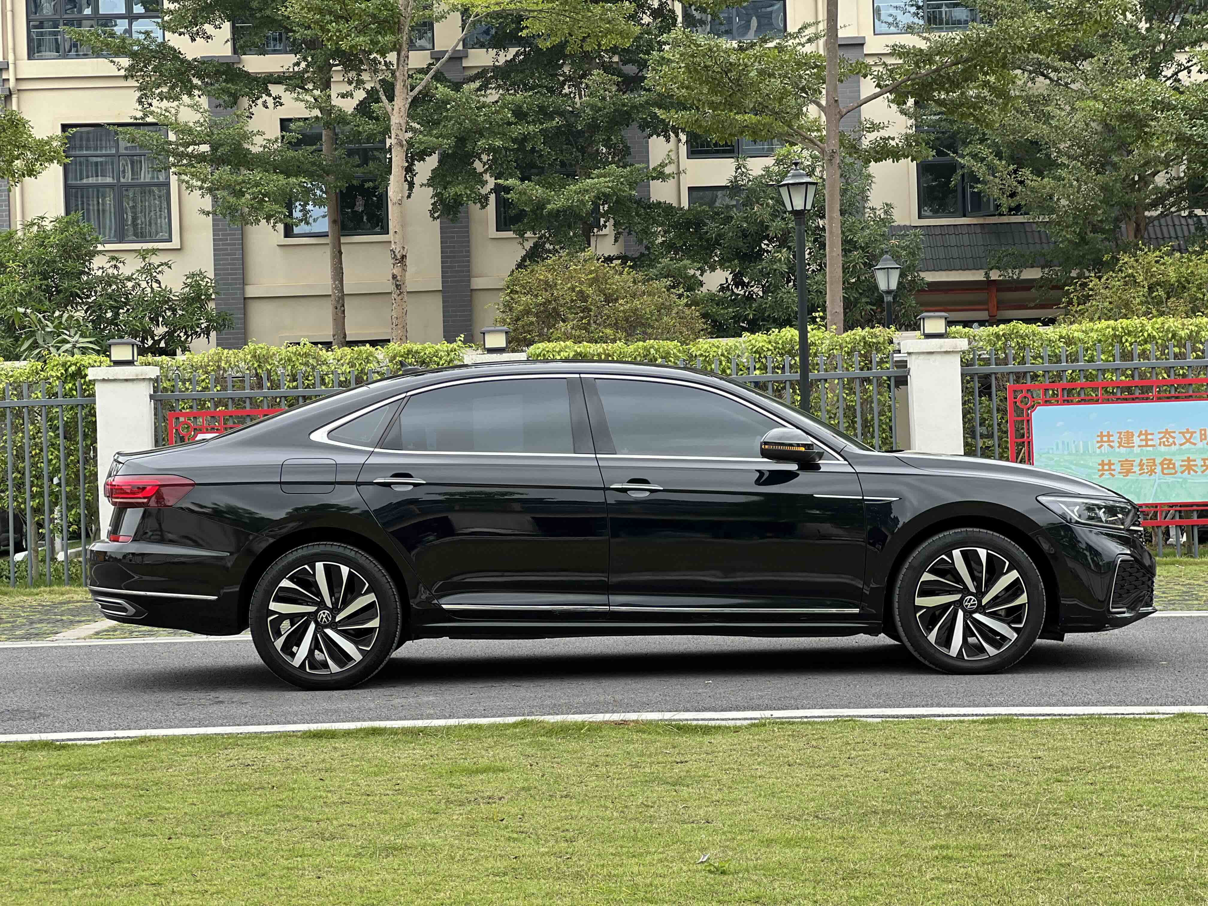 Volkswagen Passat 2022 car image #13