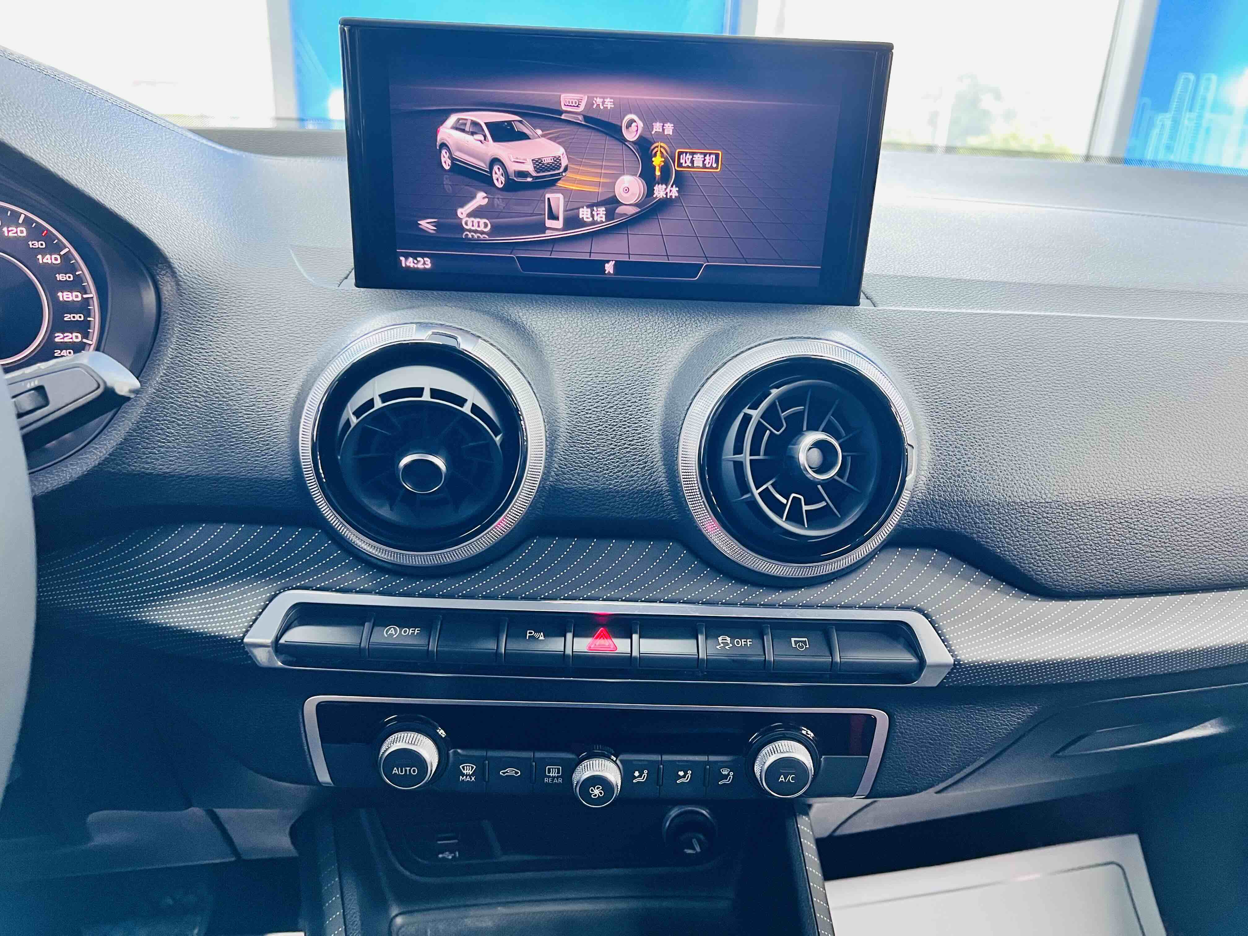 Q2L 2022 car image #13
