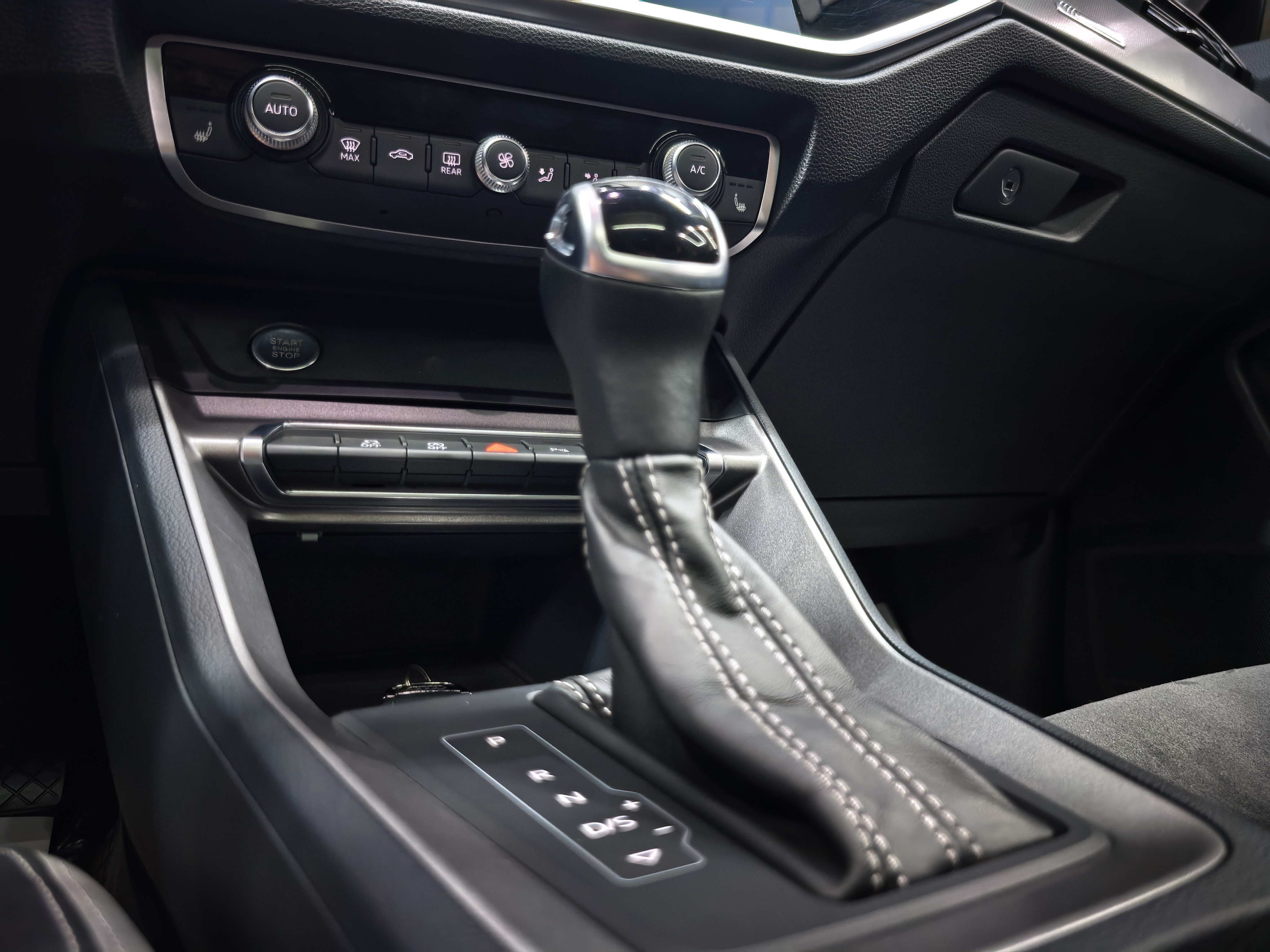 Audi Q3 2023 car image #13