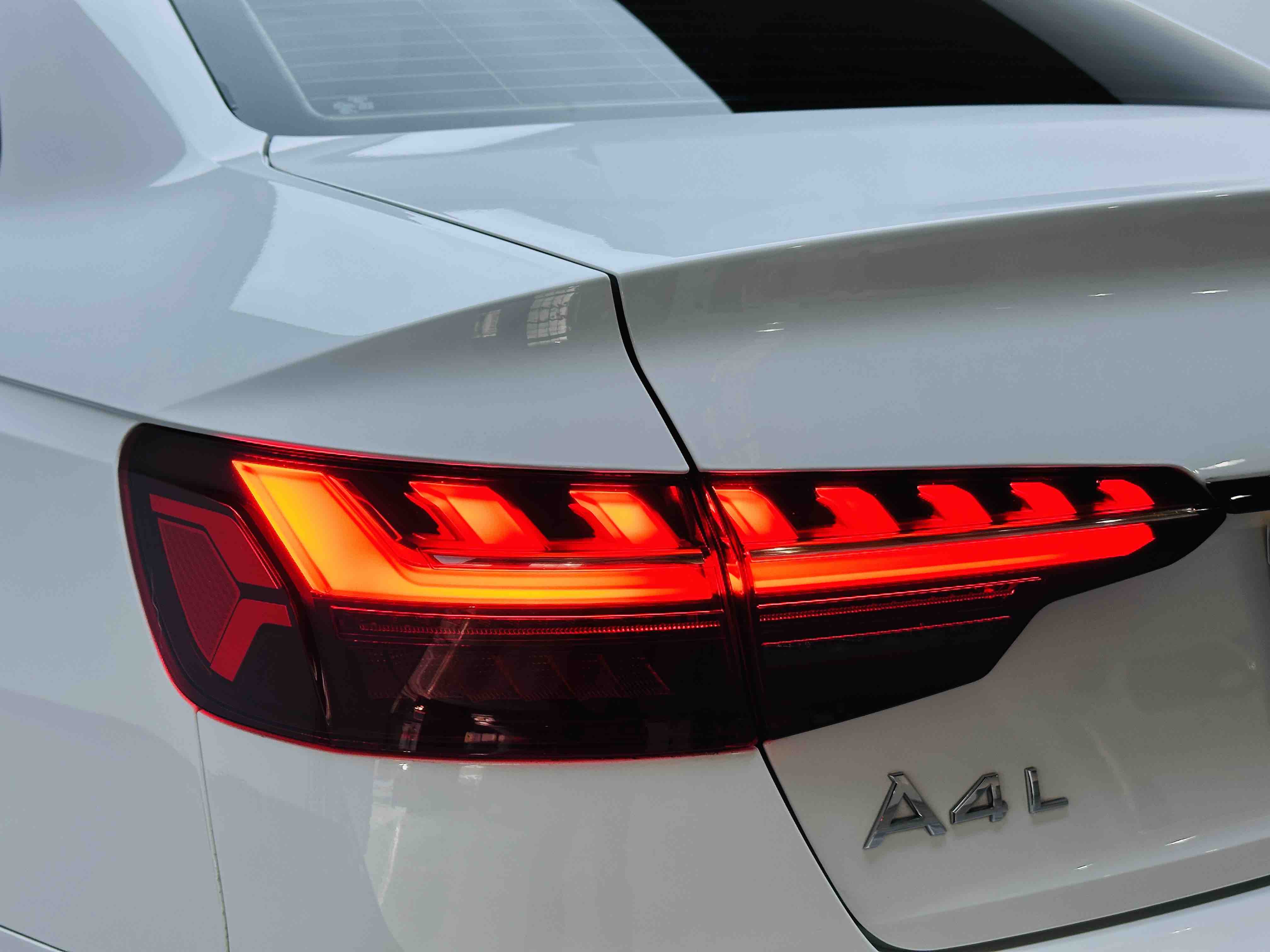Audi A4L 2022 immagine di auto #13
