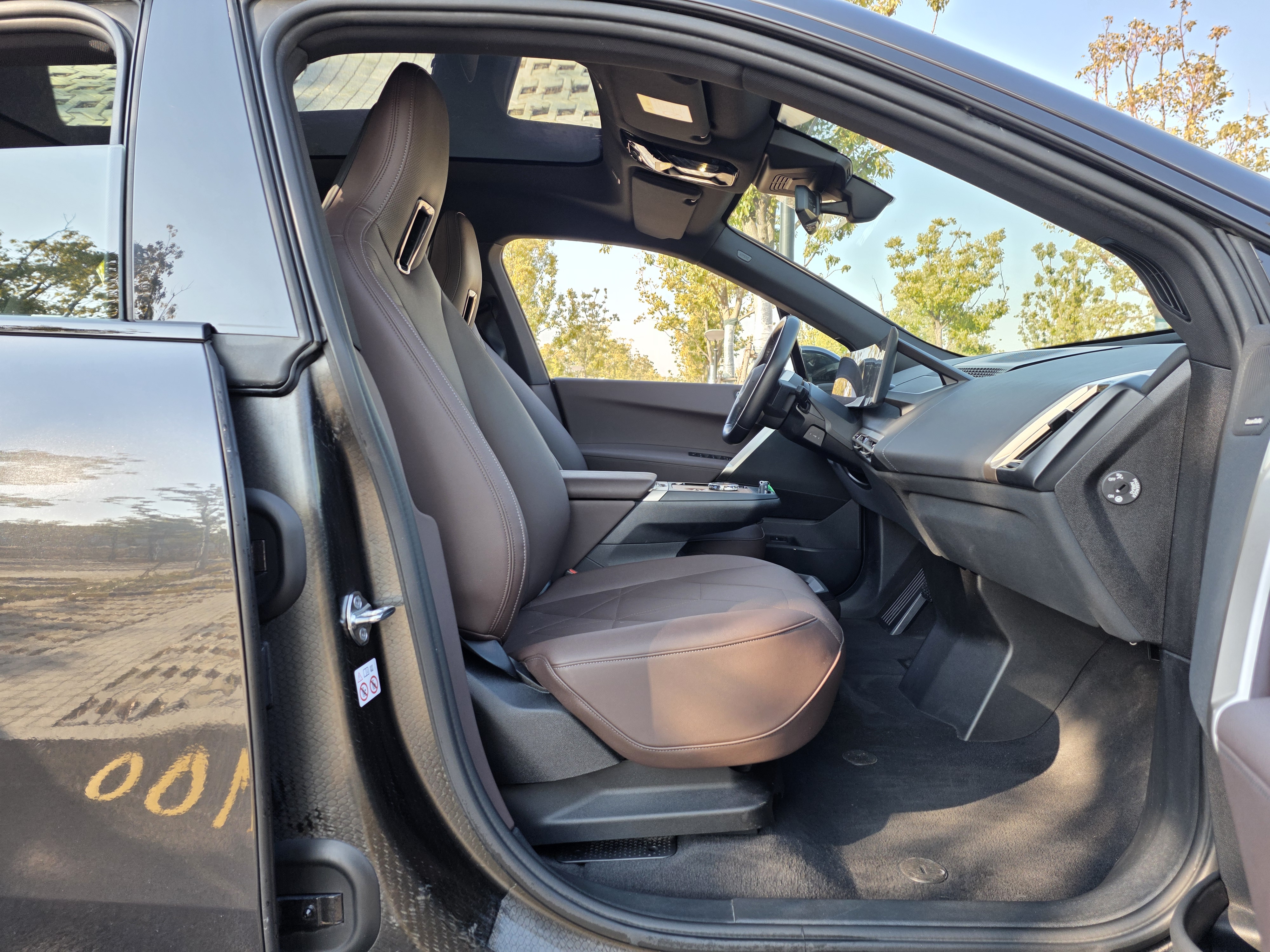 BMW iX 2022 car image #13