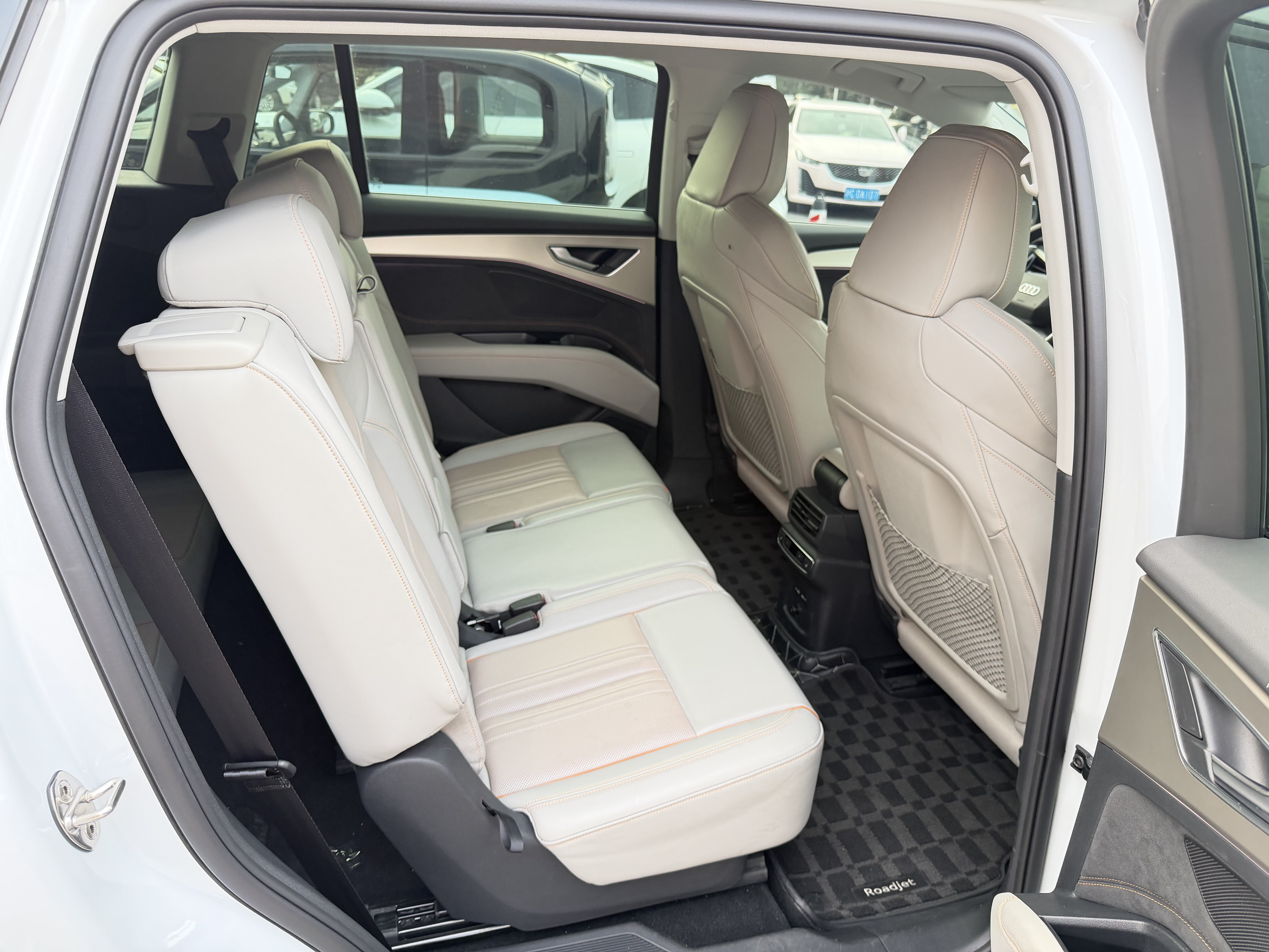 Audi Q5 e-tron 2023 #13 Audi Q5 e-tron 2023 صورة سيارة #13