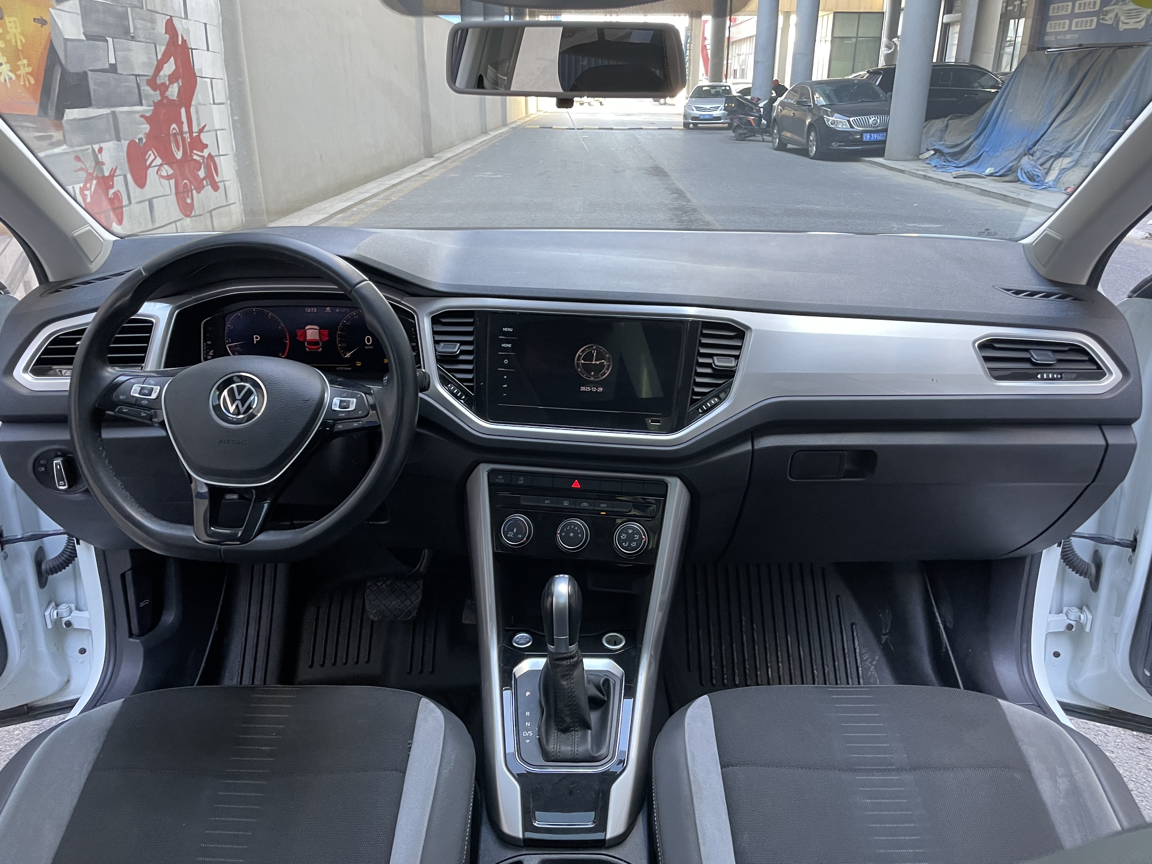 Volkswagen T-Roc 2022 car image #13