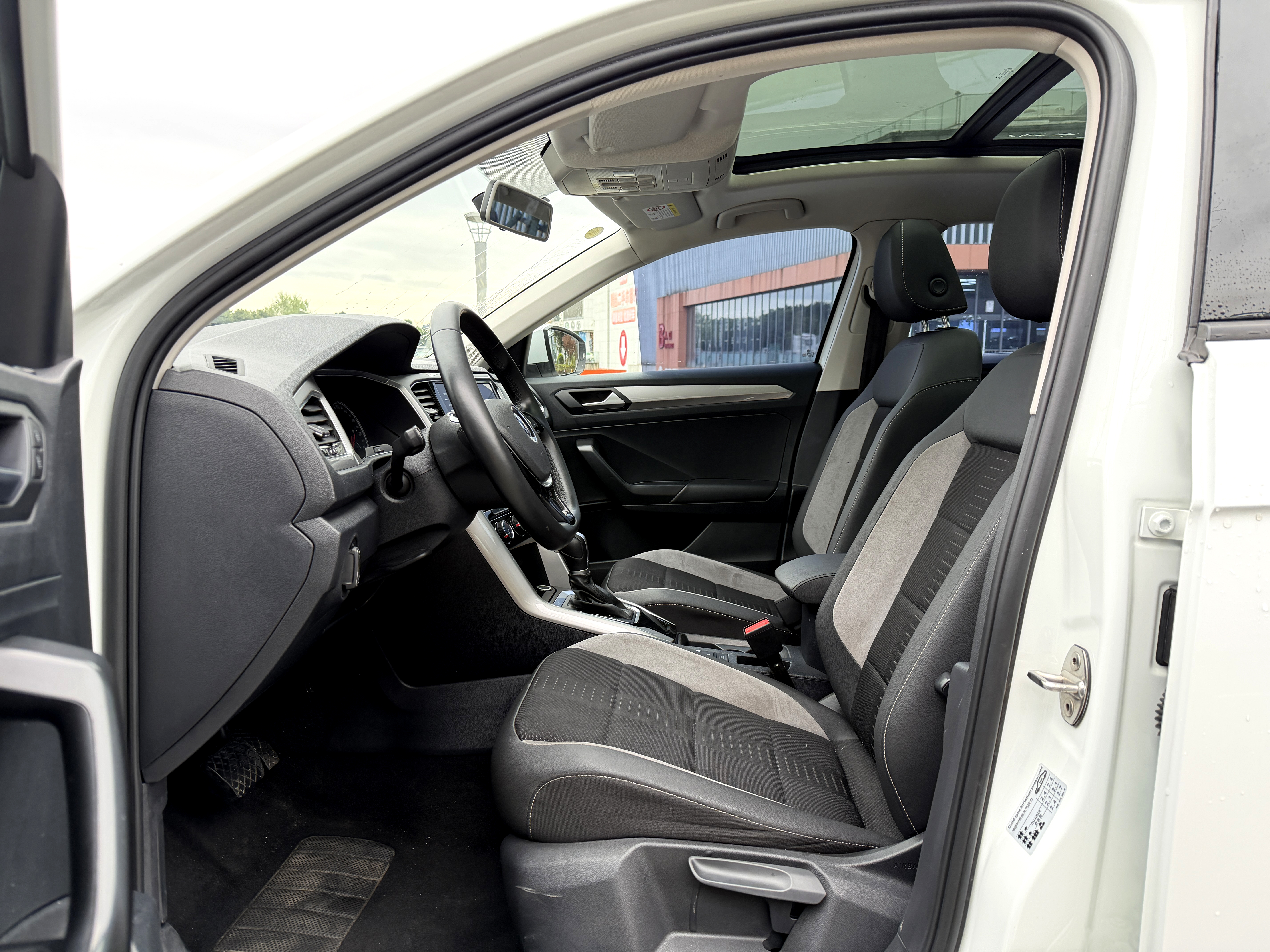 Volkswagen T-Roc 2023 car image #13