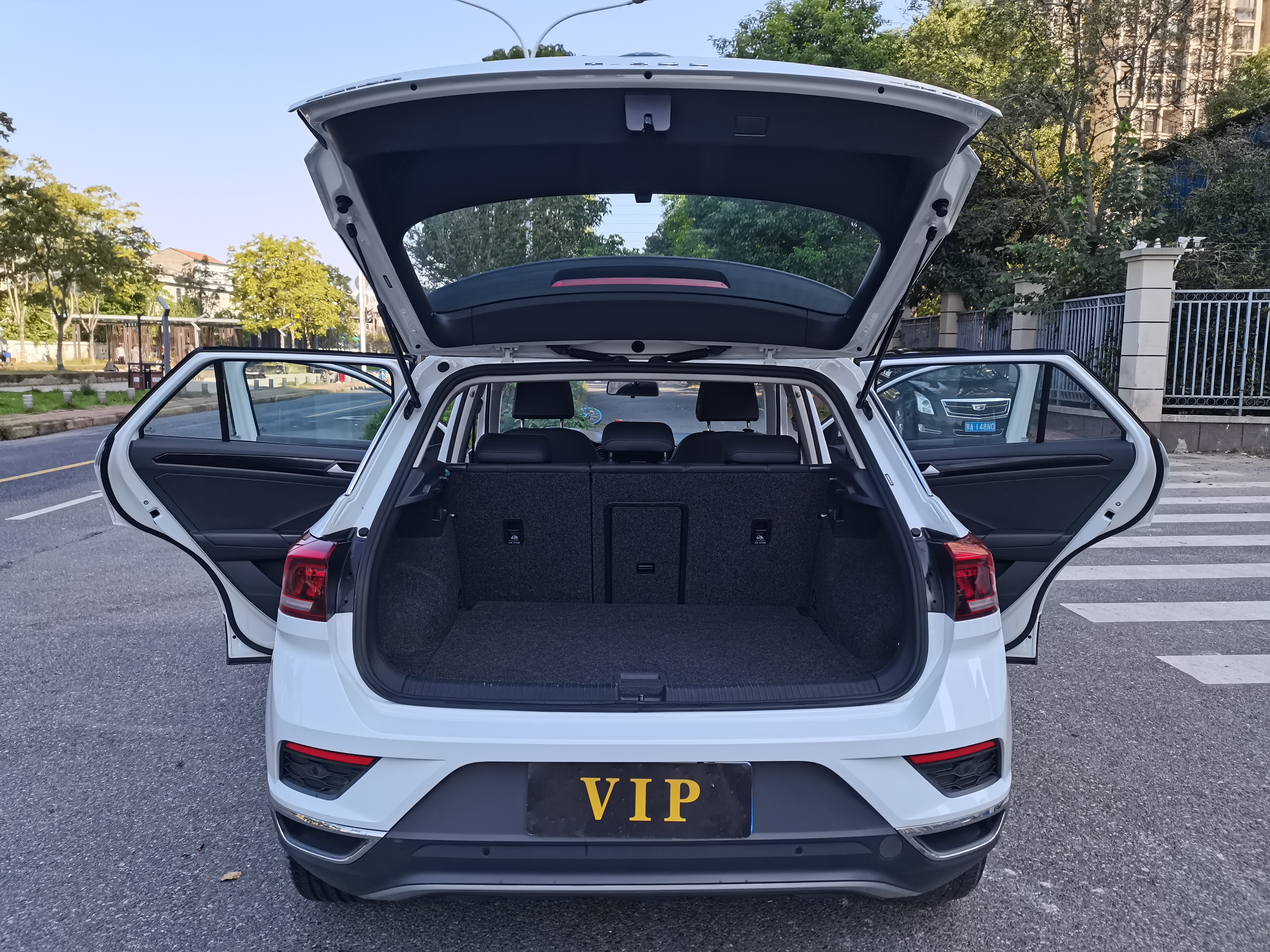 Volkswagen T-Roc 2023 car image #13