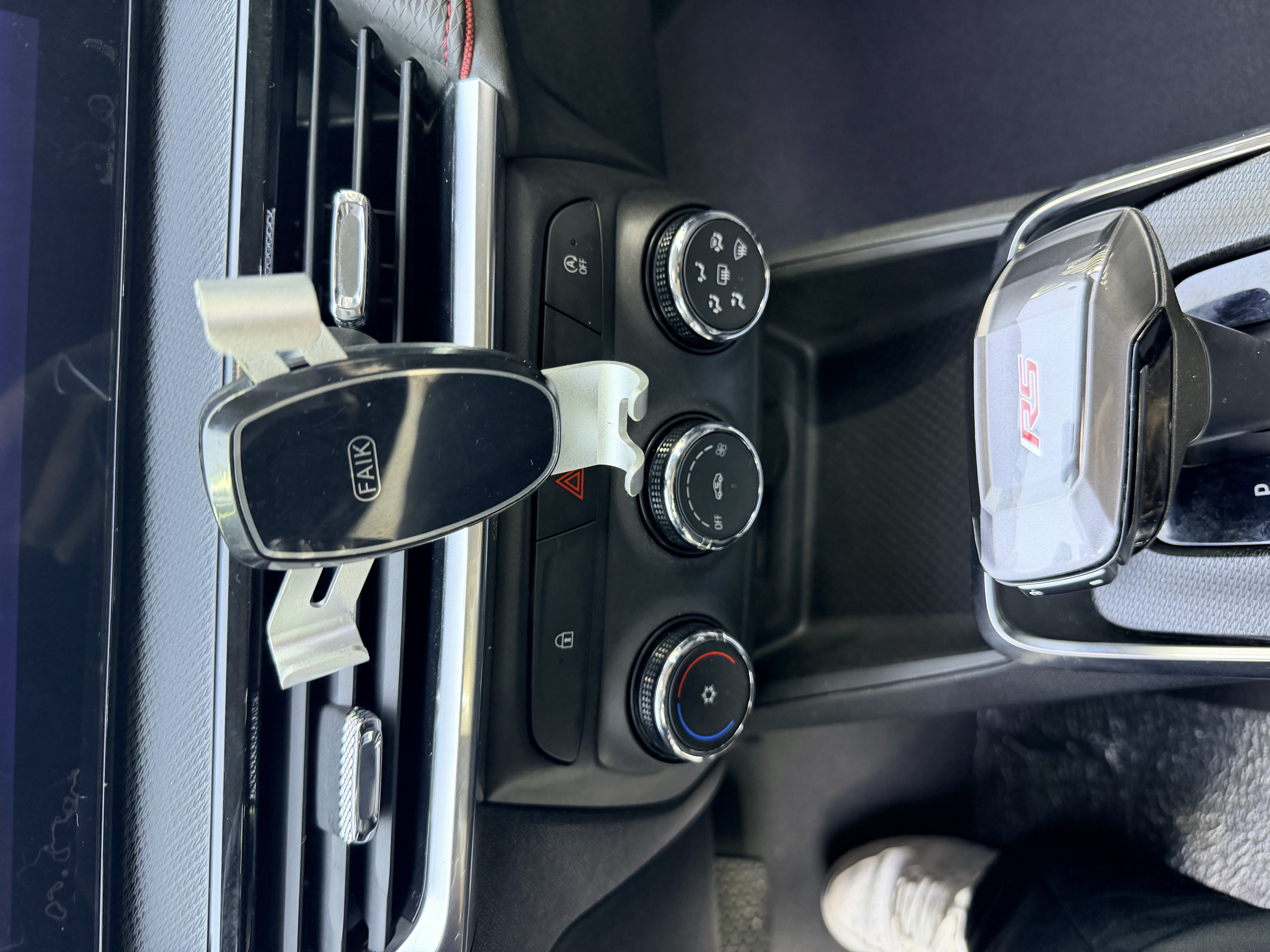 Chevrolet Tracker 2023 immagine di auto #13