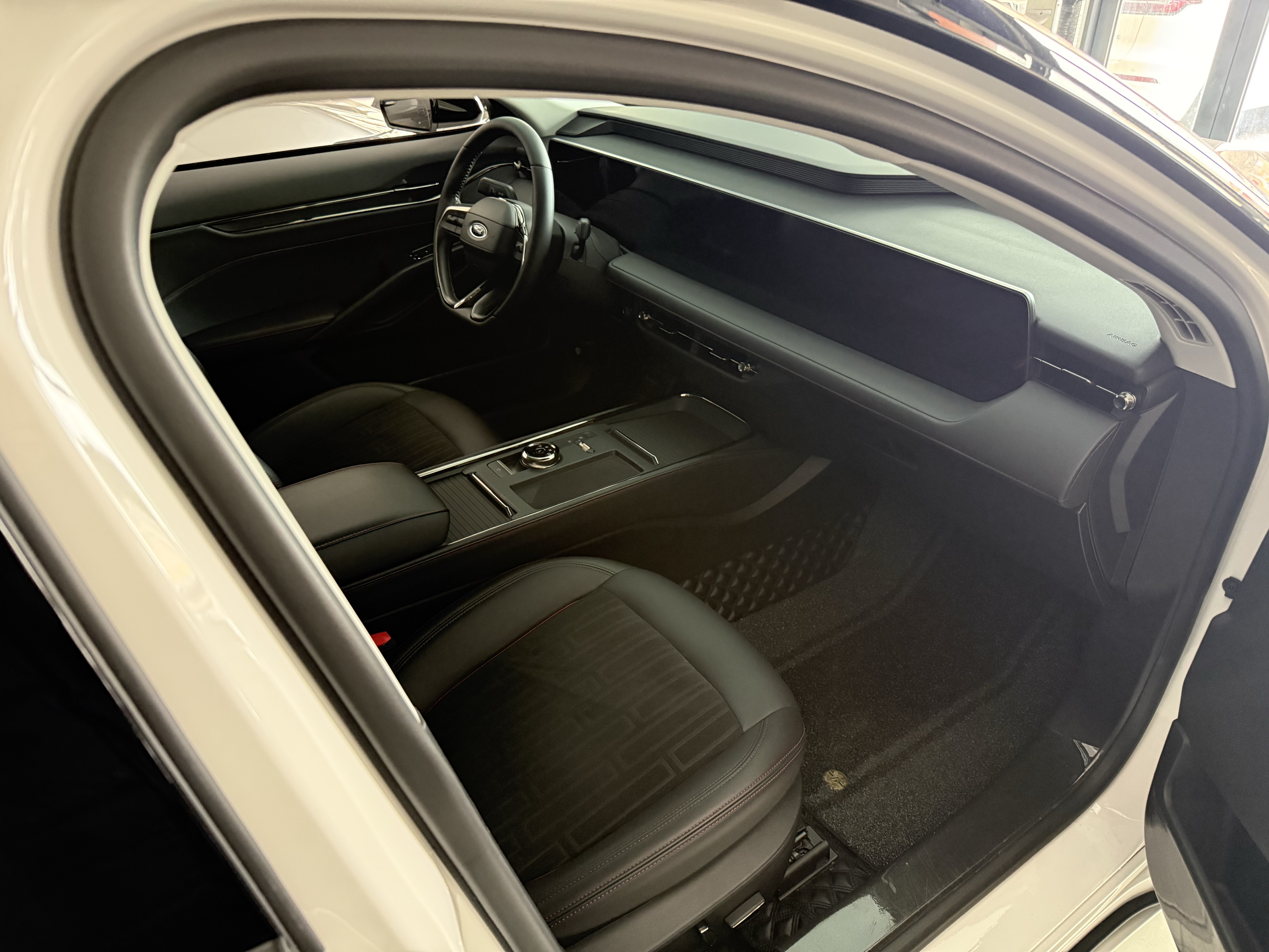 Ford Mondeo 2023 car image #13