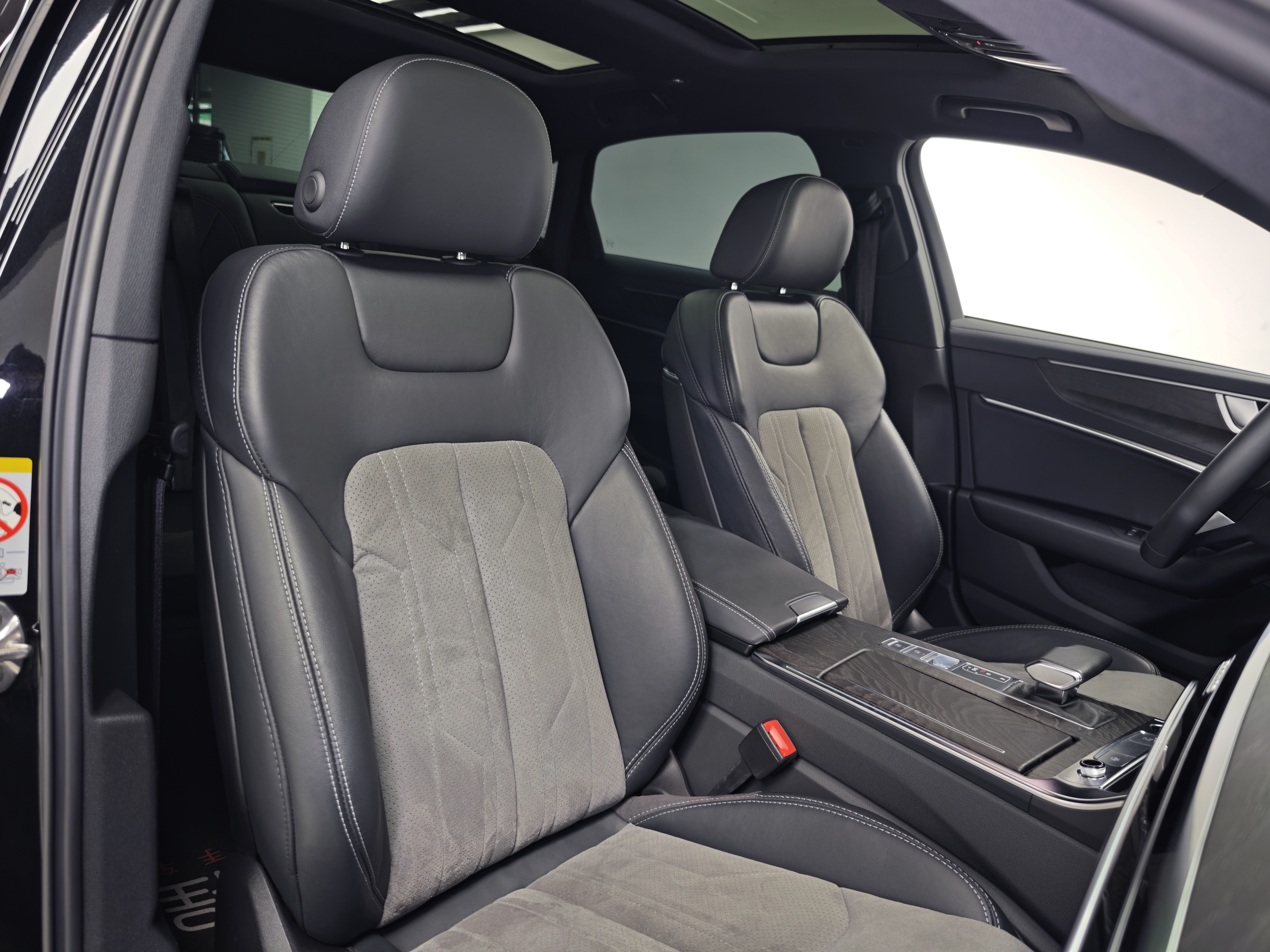 Audi A6L 2023 car image #13