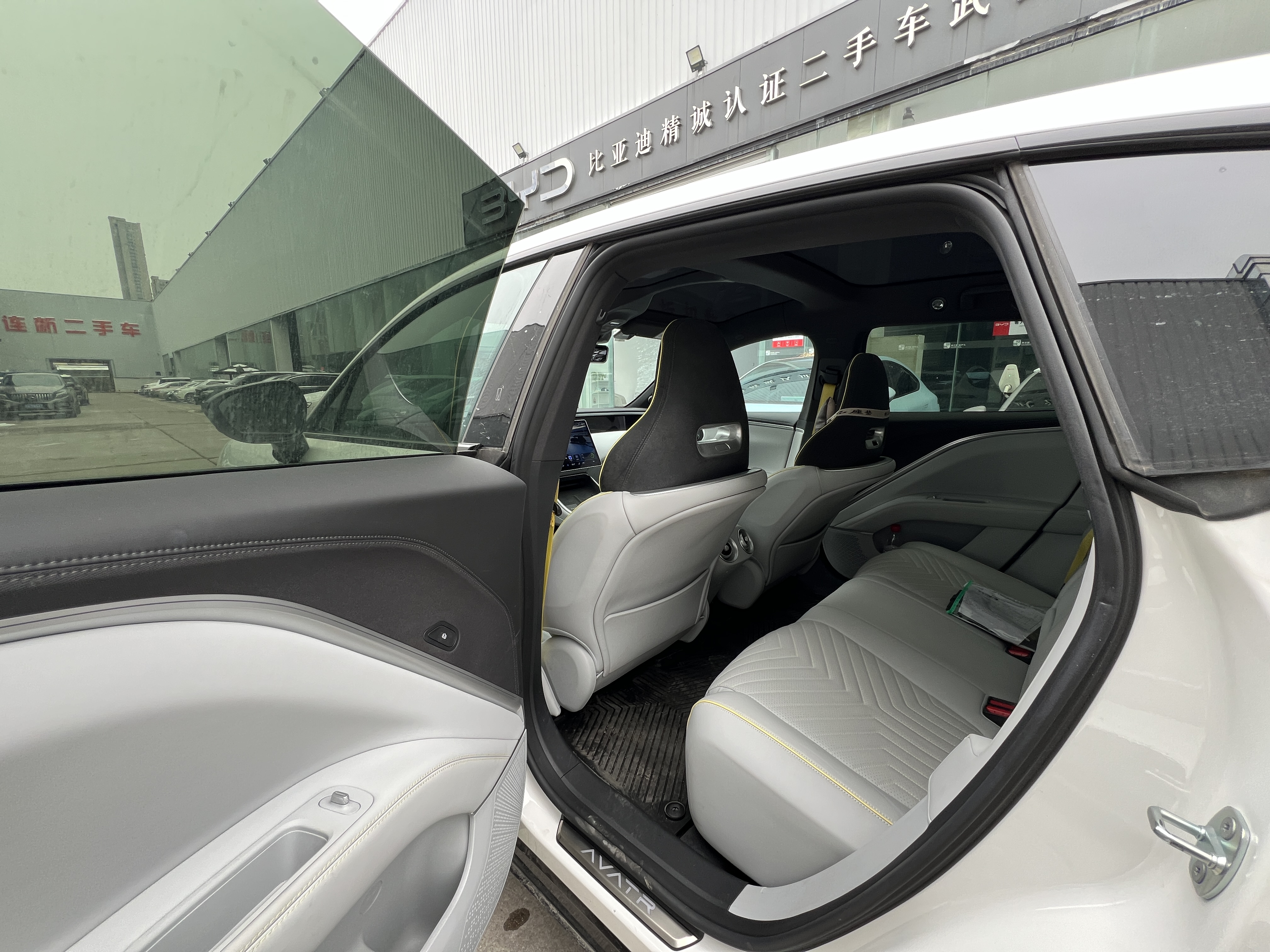 Avatr 11 2023 car image #13