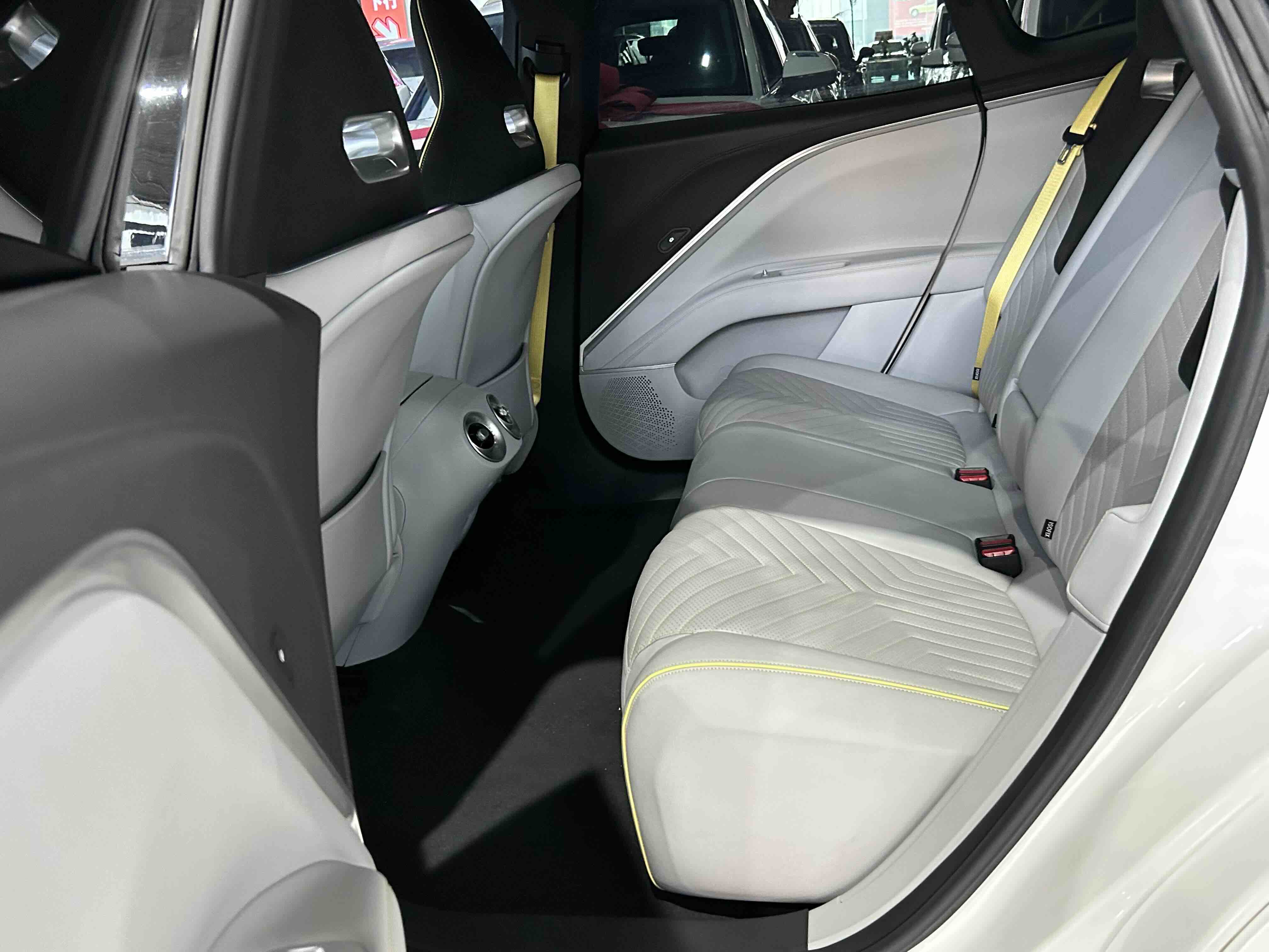 Avatr 11 2023 car image #13