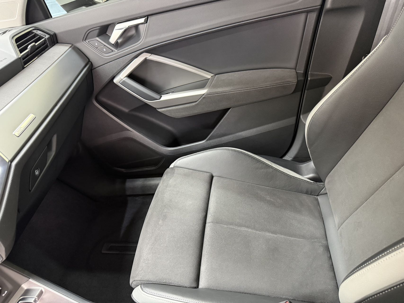 Audi Q3 2023 car image #13