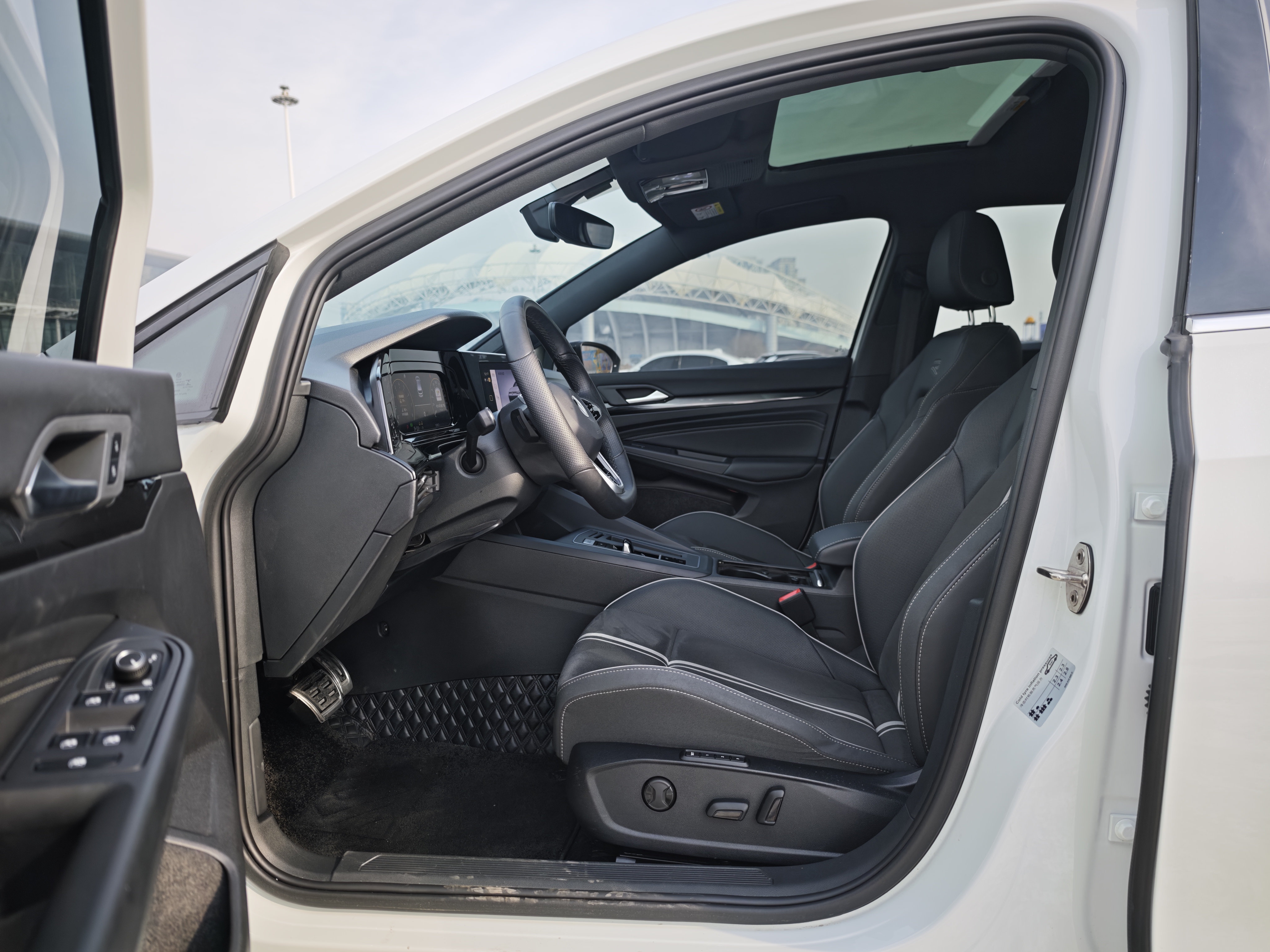 Volkswagen Golf 2023 car image #13