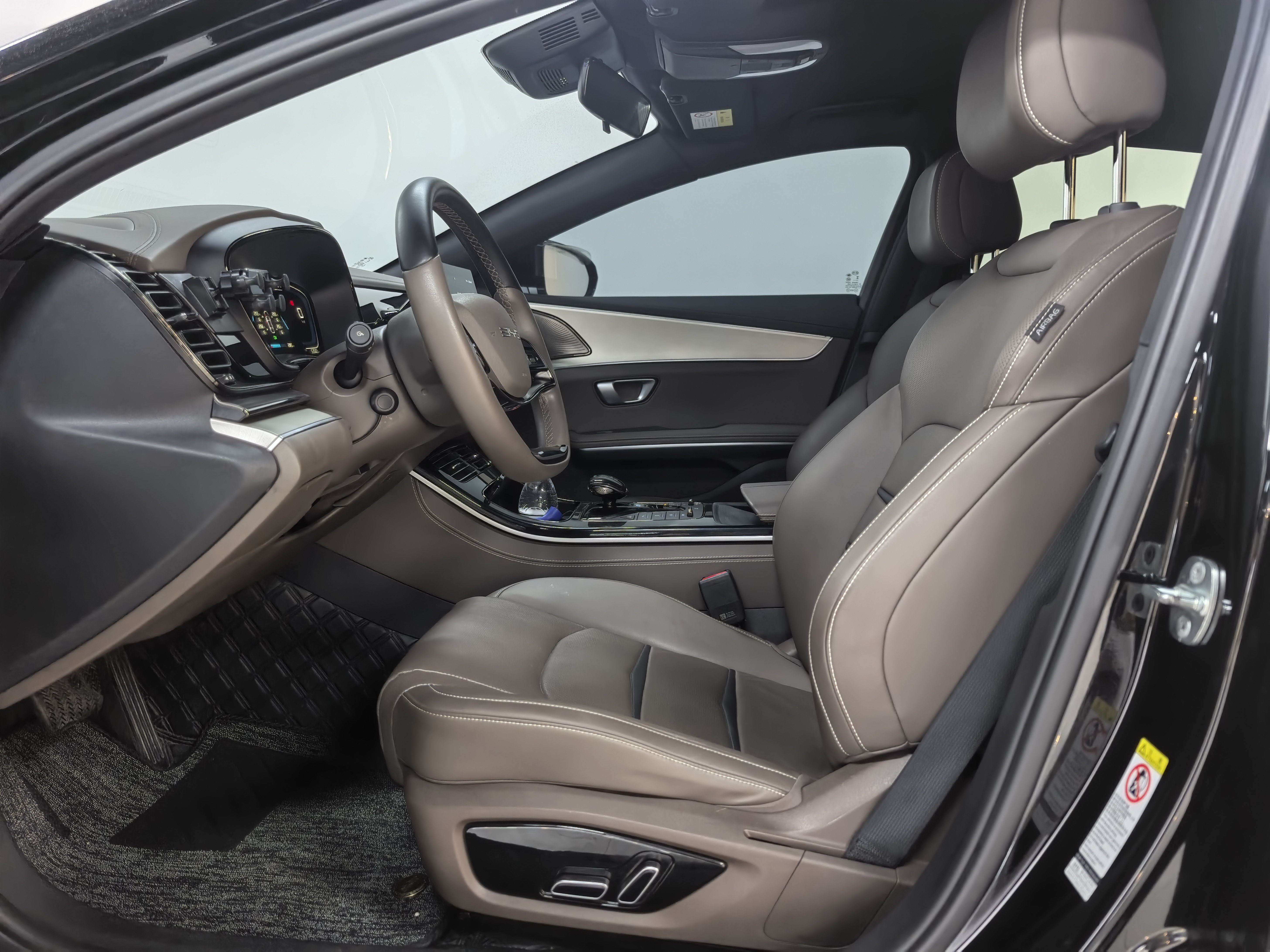 BYD e9 2023 car image #13