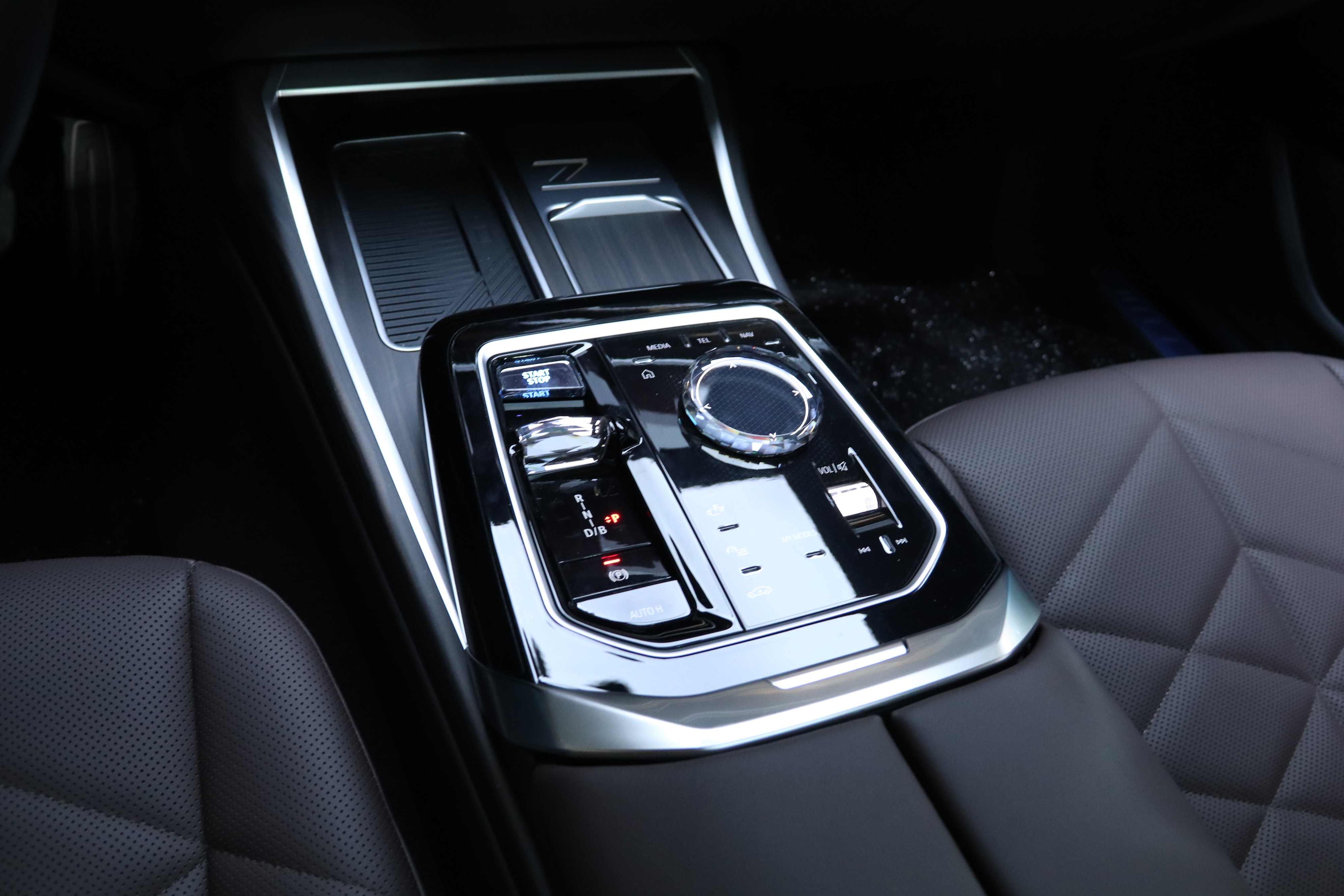 BMW i7 M70L 2024 car image #13