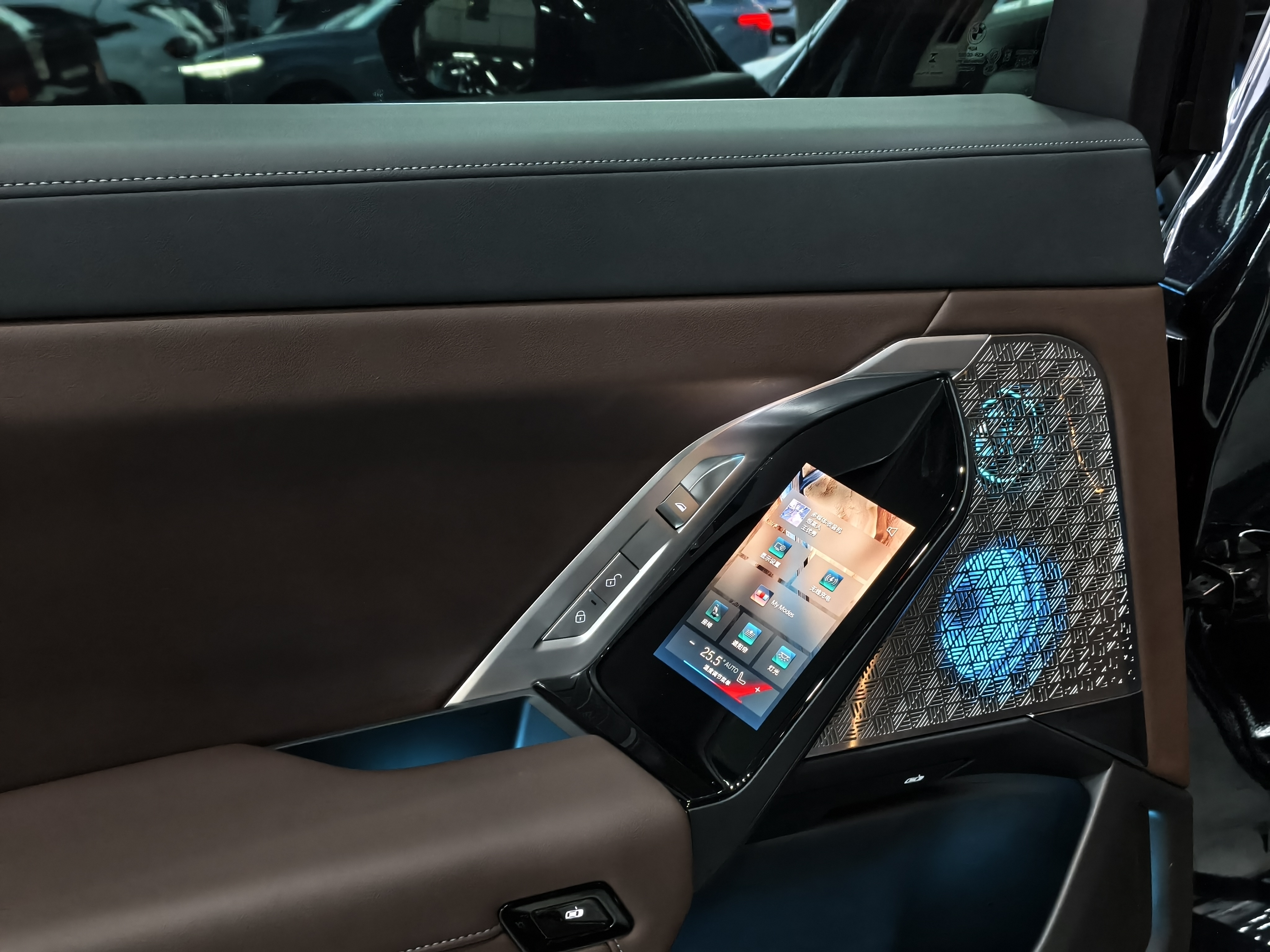 BMW i7 M70L 2024 car image #13