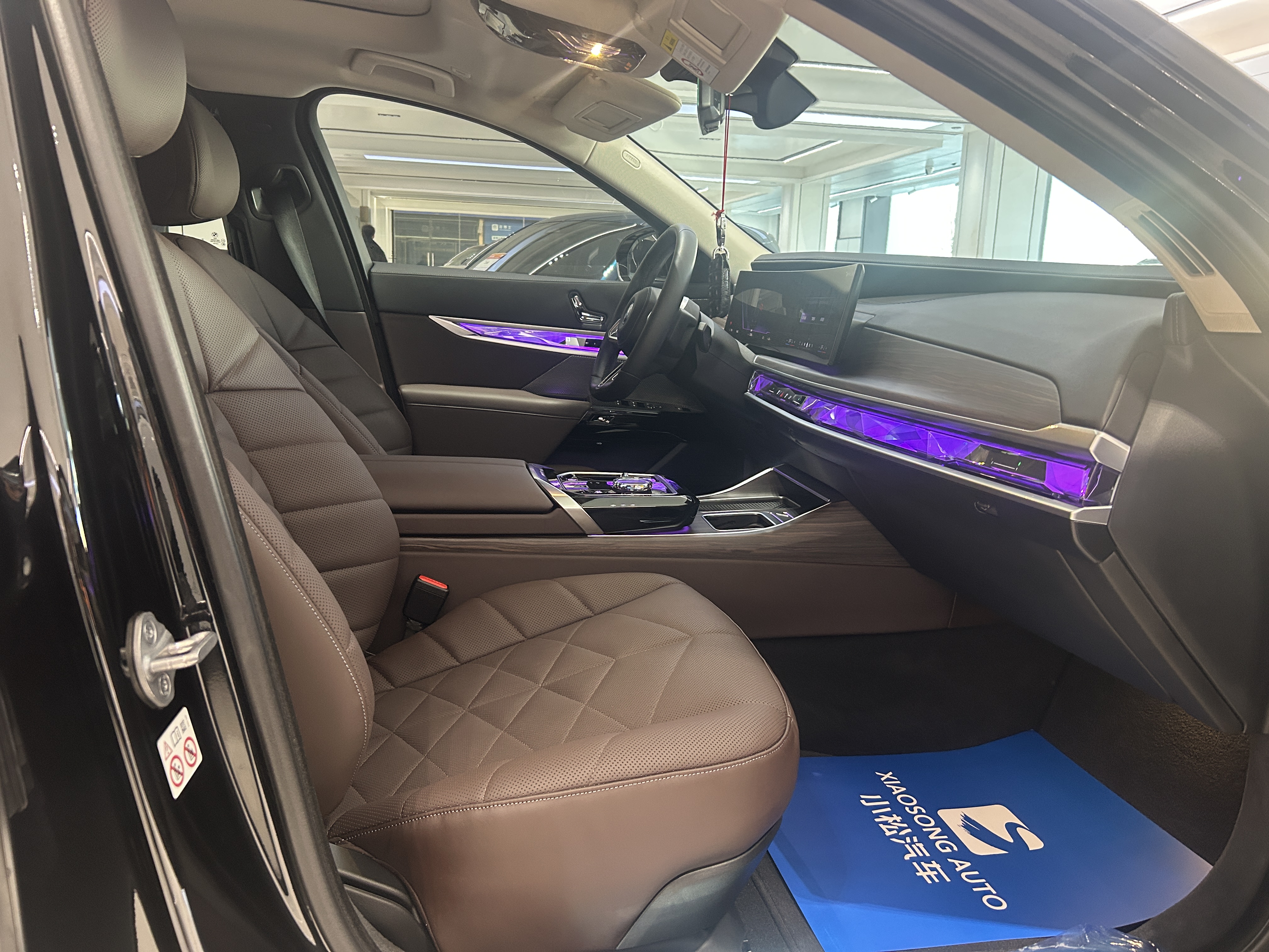 BMW i7 2023 car image #13