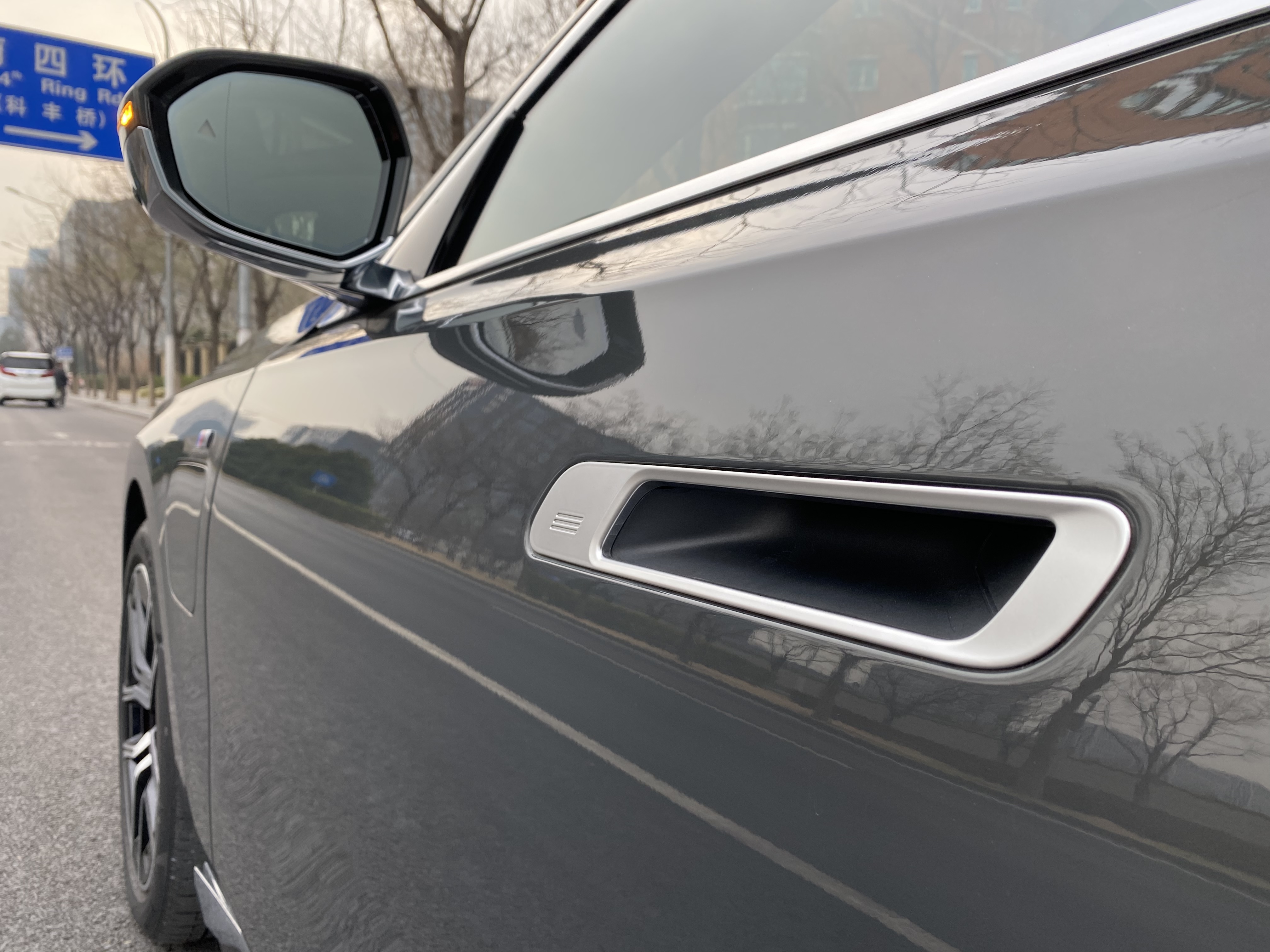 BMW i7 2023 car image #13