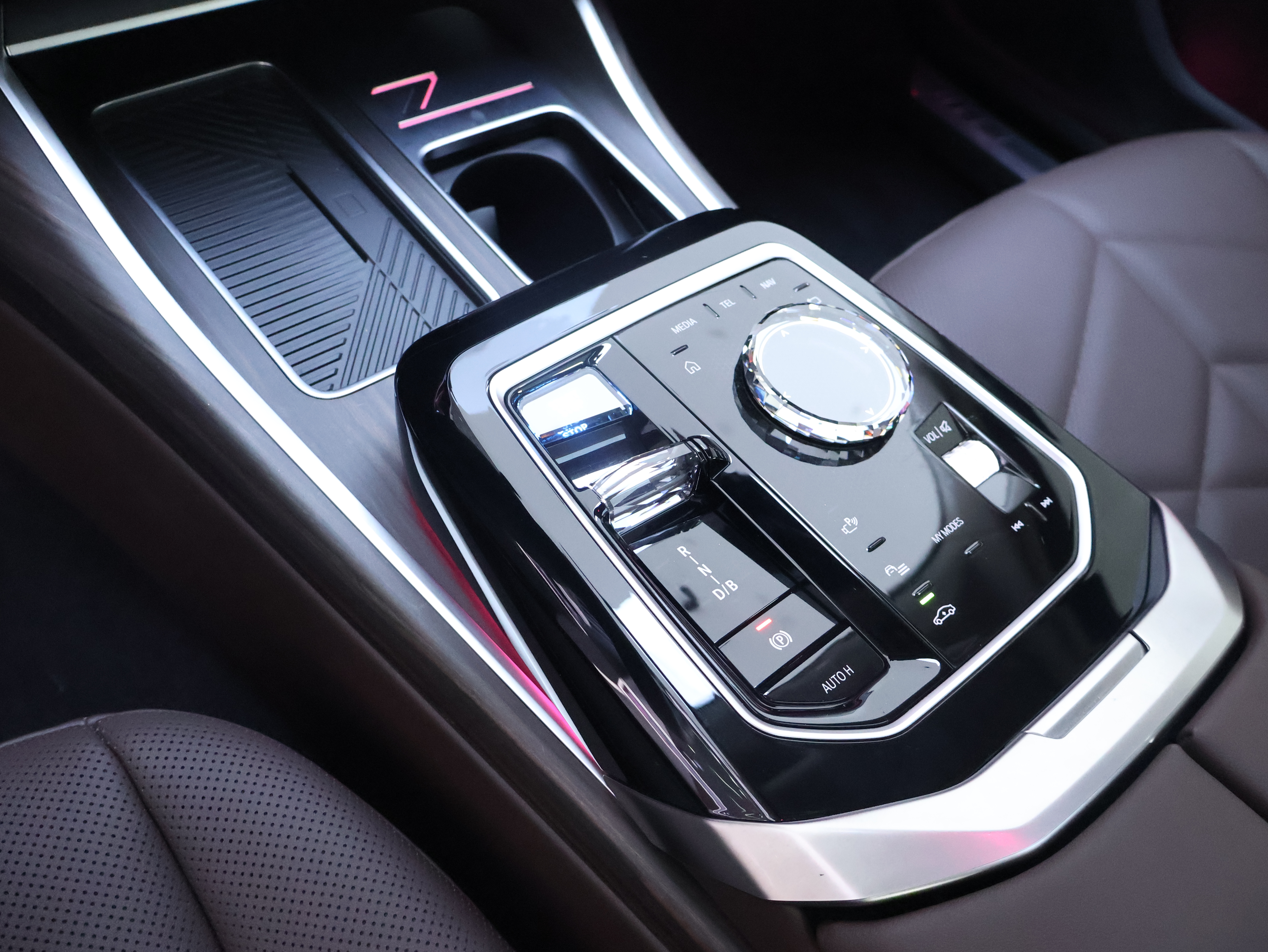 BMW i7 M70L 2024 car image #13