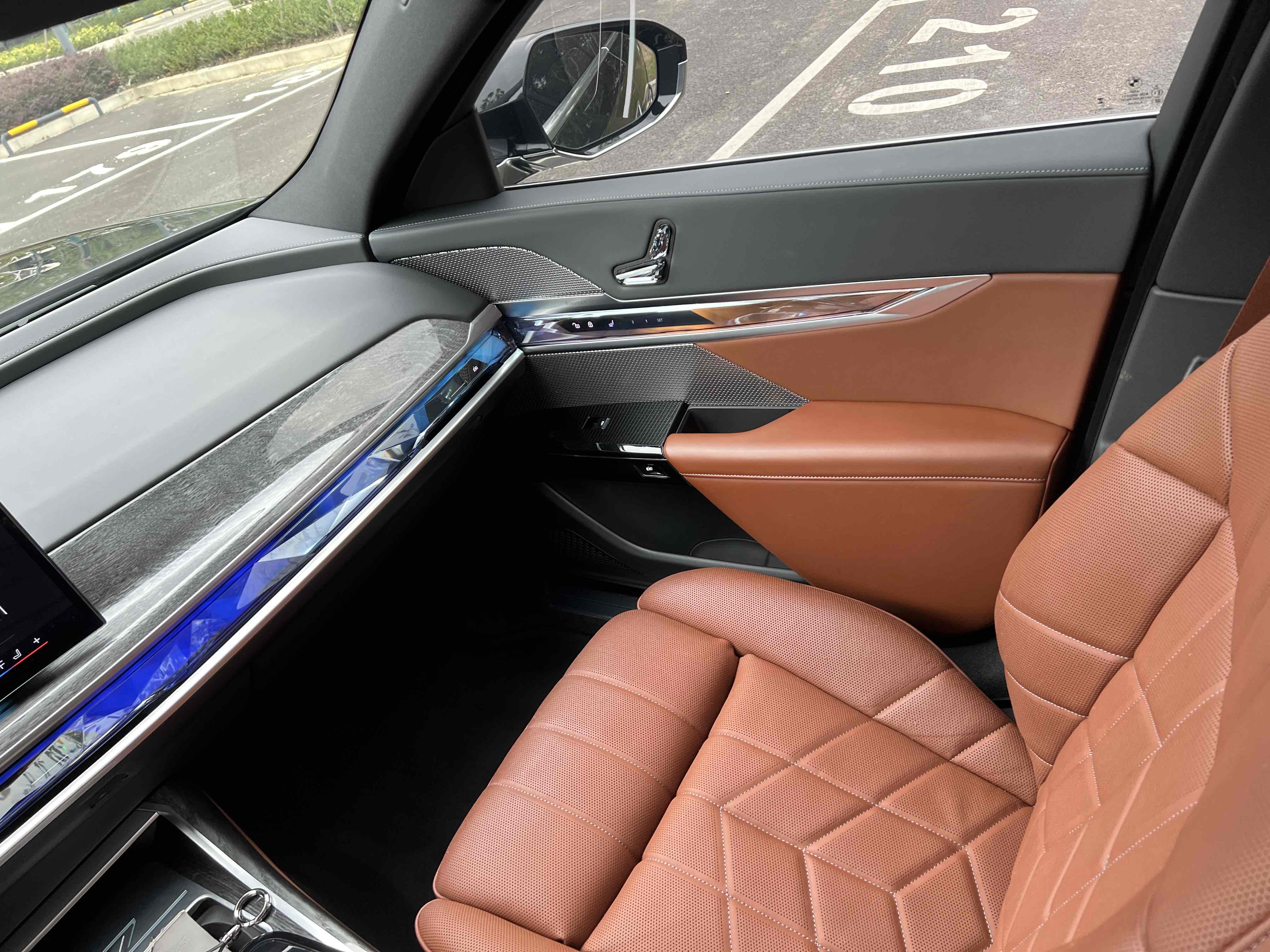 BMW i7 M70L 2024 car image #13