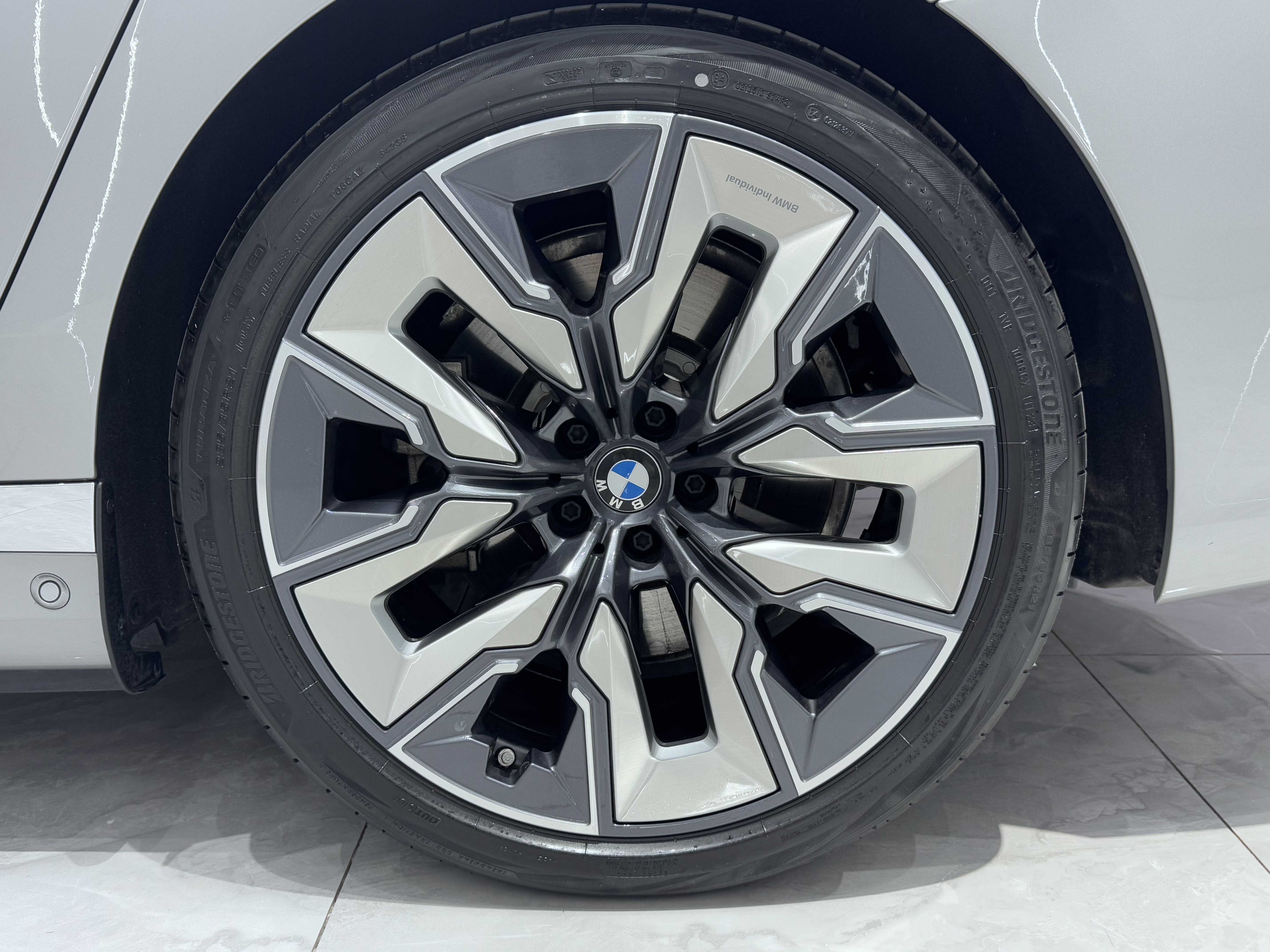 BMW i7 2023 immagine di auto #13
