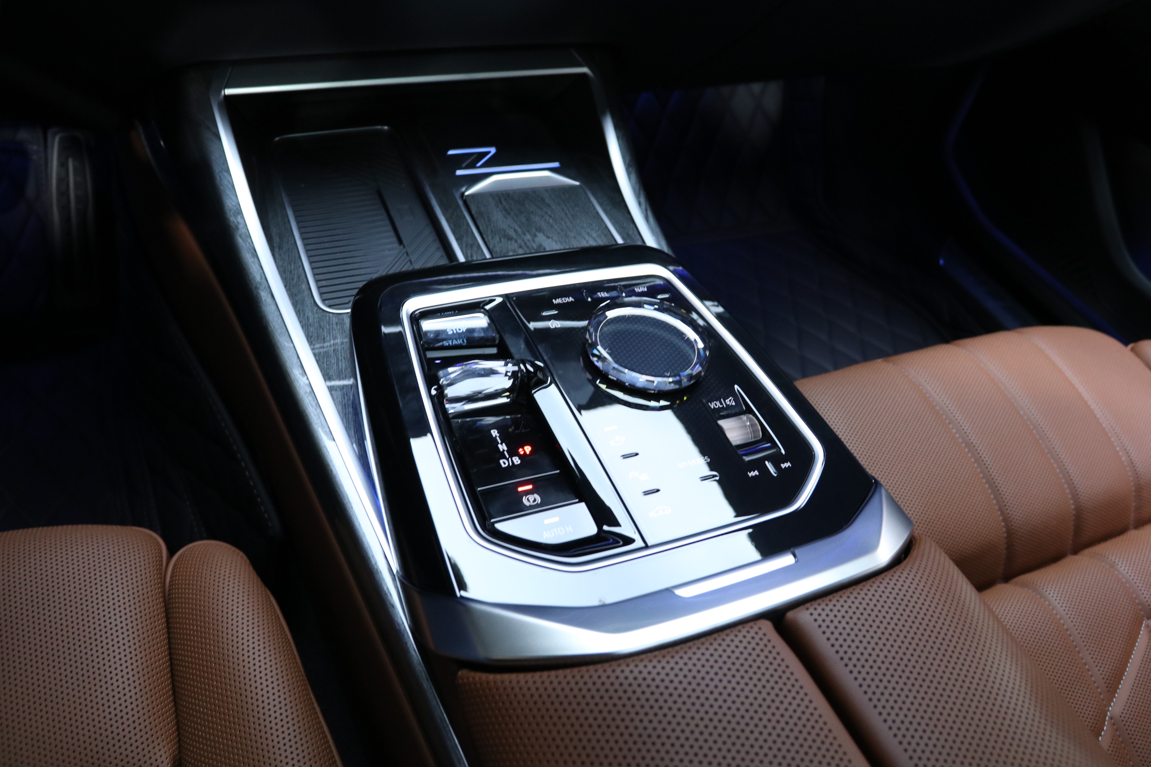 BMW i7 M70L 2025 #13 BMW i7 M70L 2025 car image #13