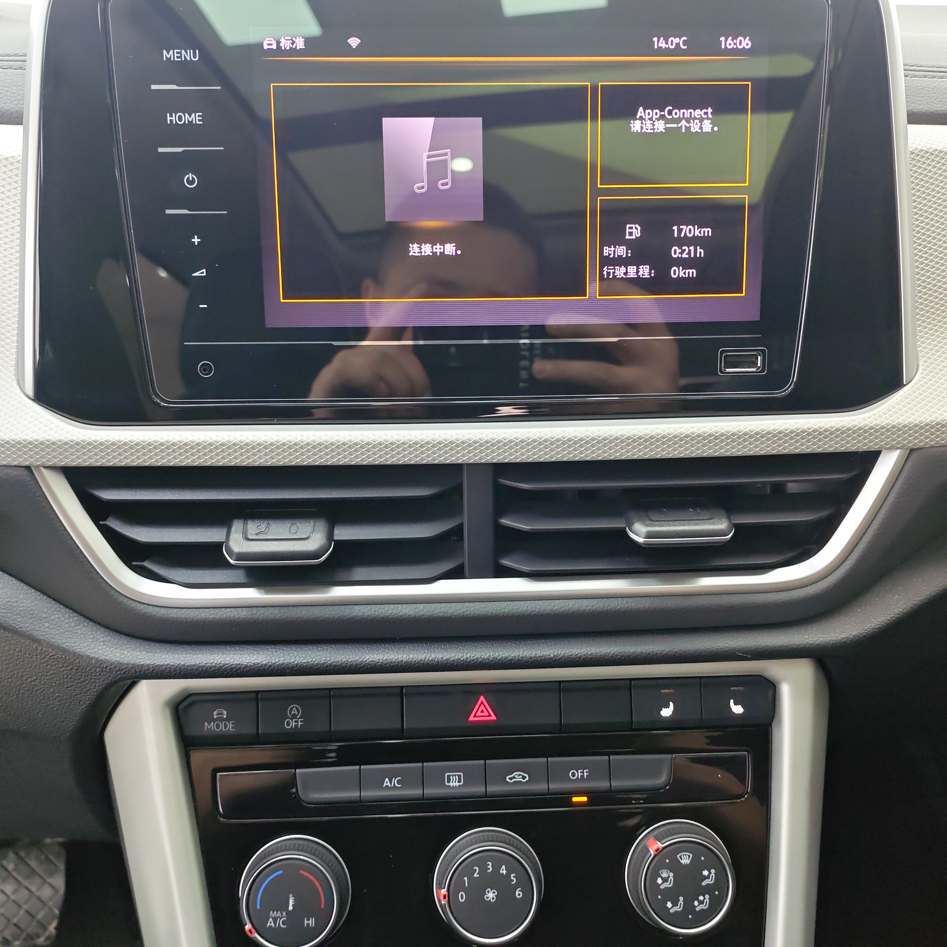 Volkswagen T-Roc 2023 car image #13