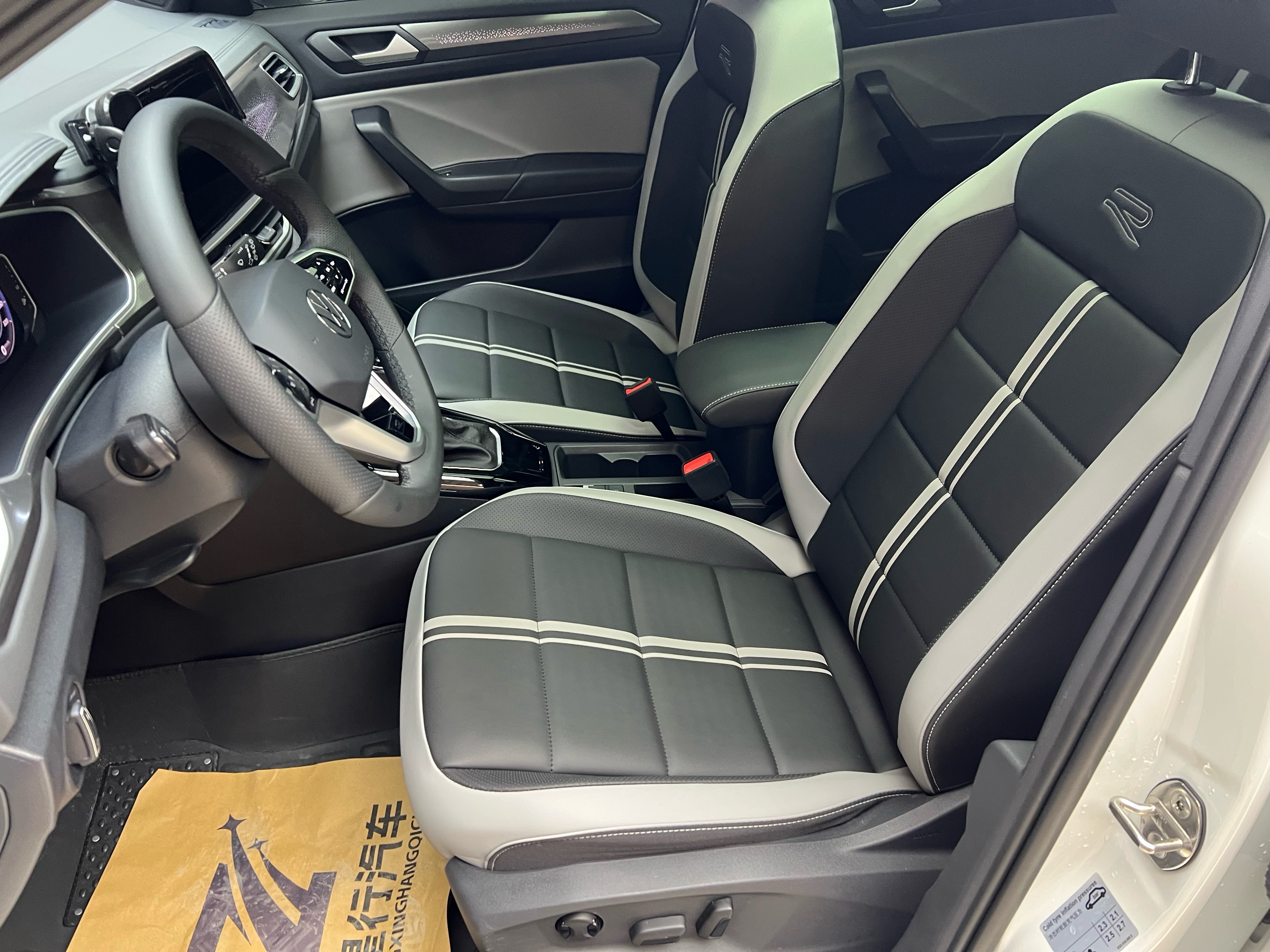 Volkswagen T-Roc 2023 car image #13