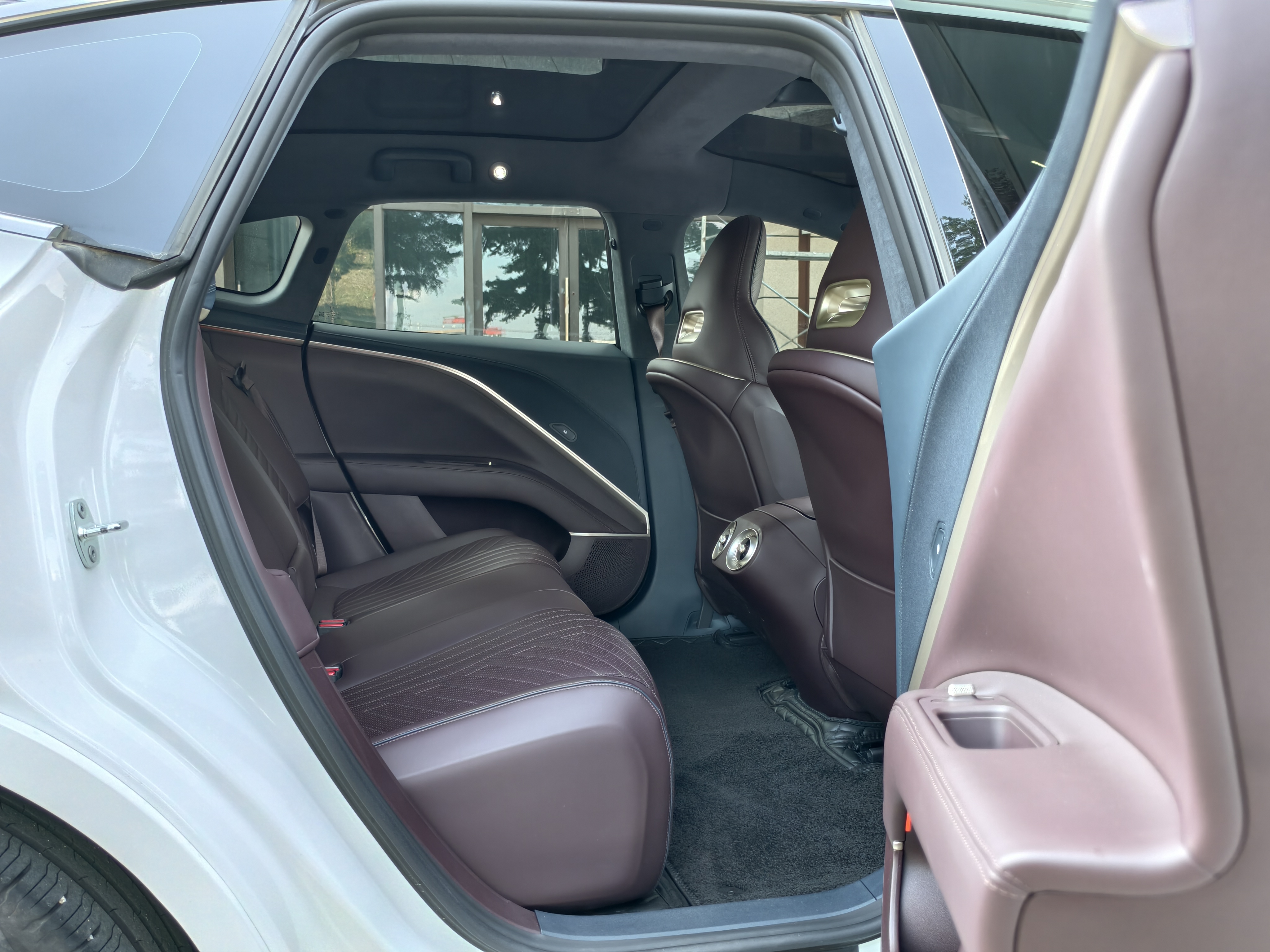 Avatr 11 2024 car image #13