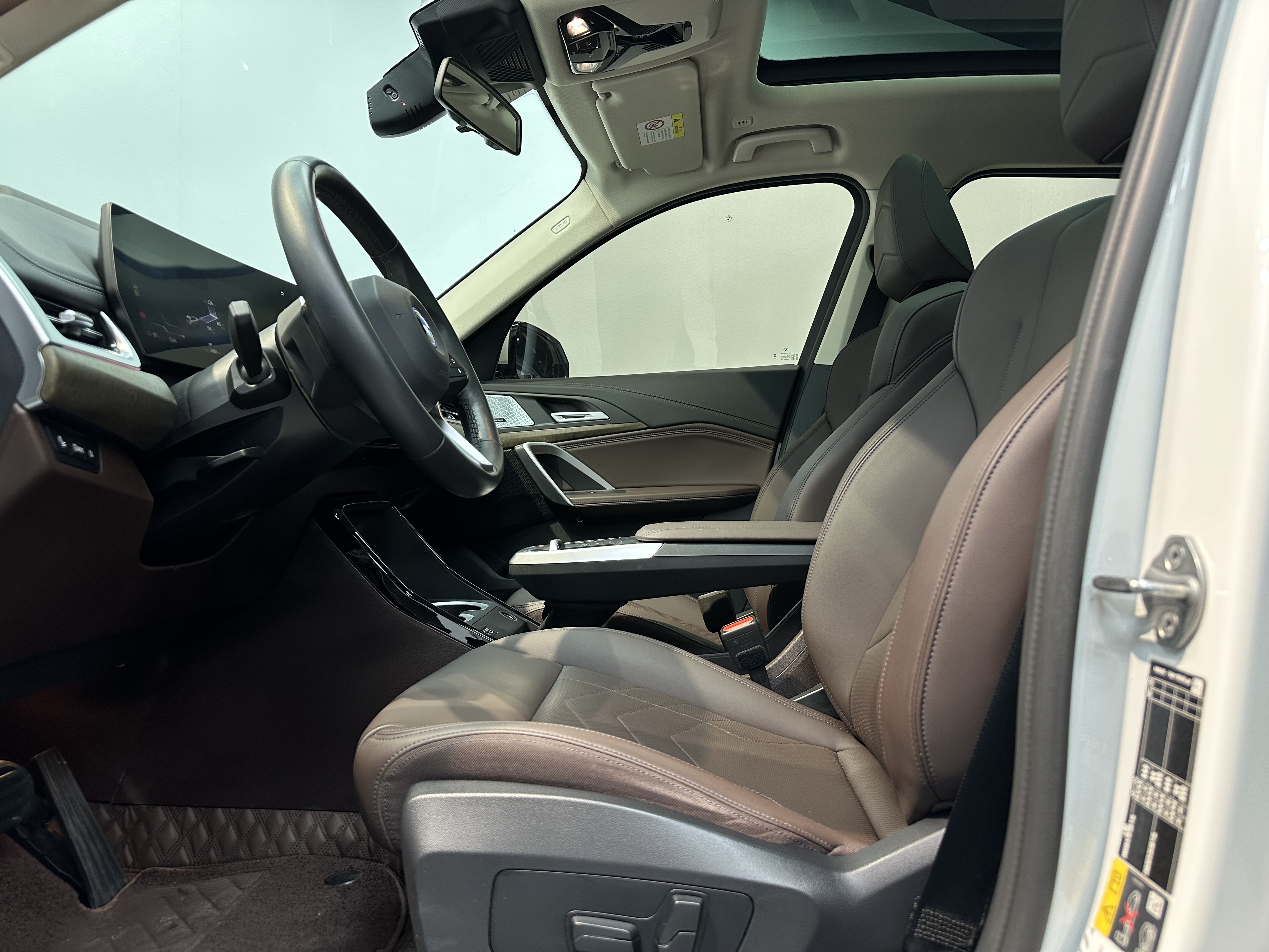 BMW iX1 2025 car image #13