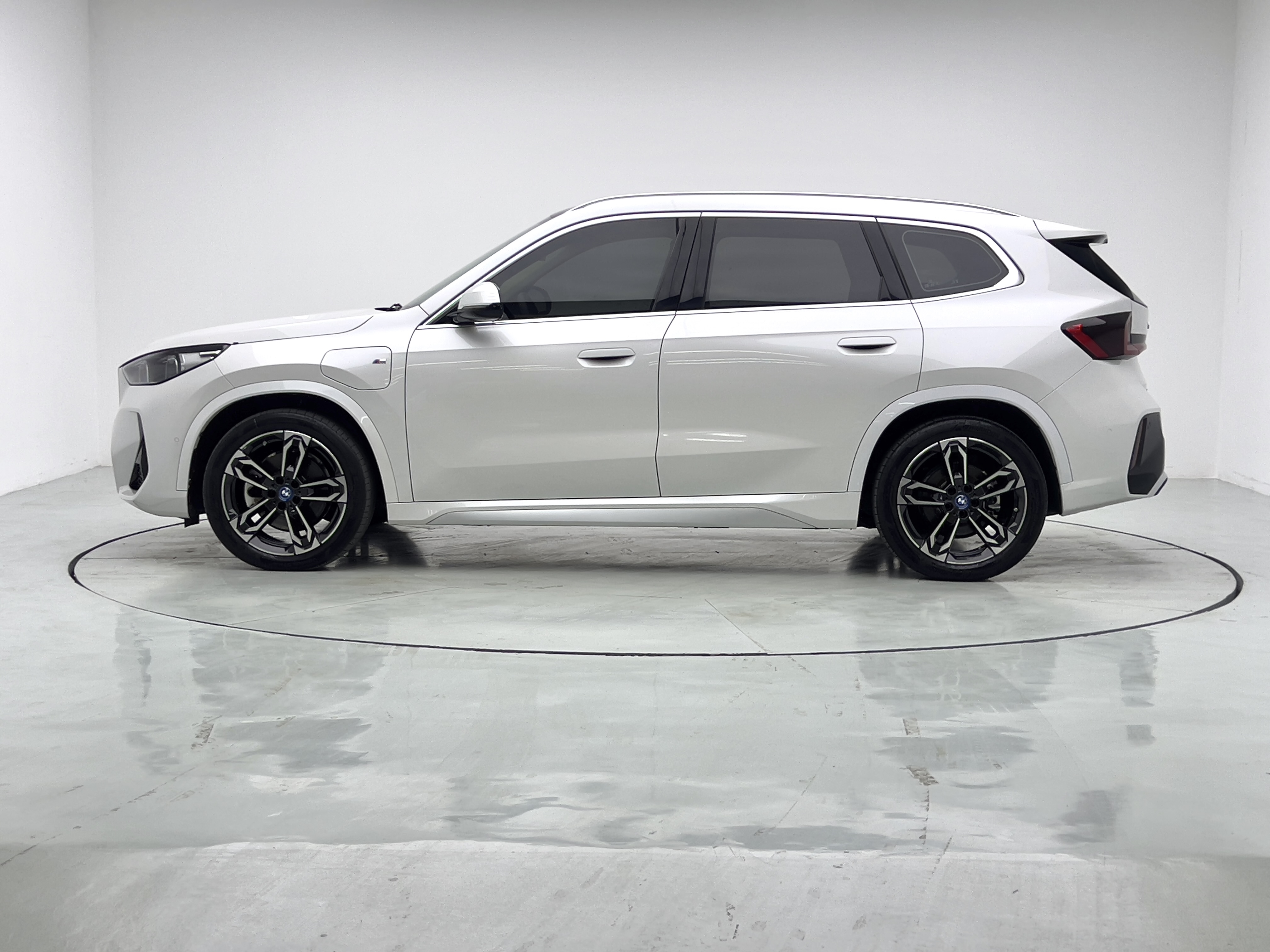 BMW iX1 2023 car image #13