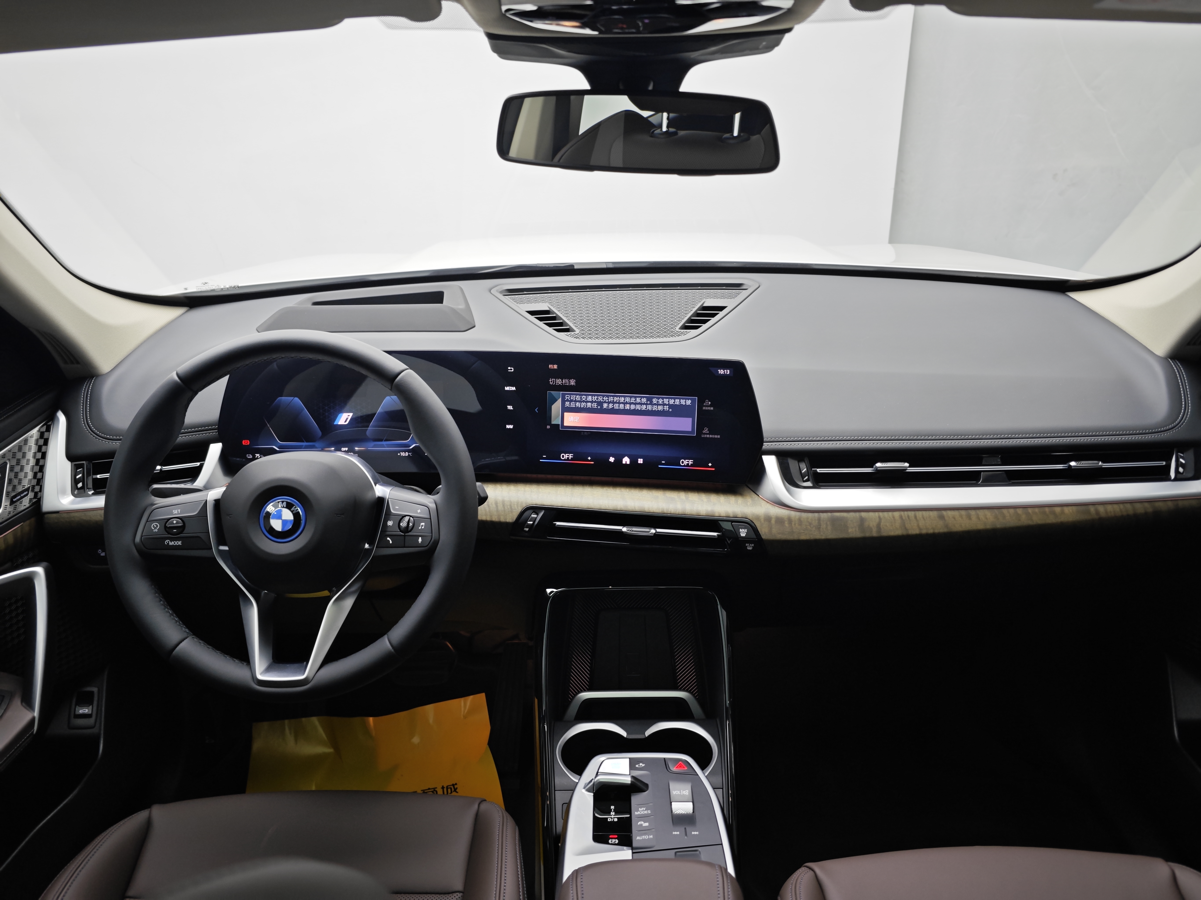 BMW iX1 2025 #13 BMW iX1 2025 صورة سيارة #13