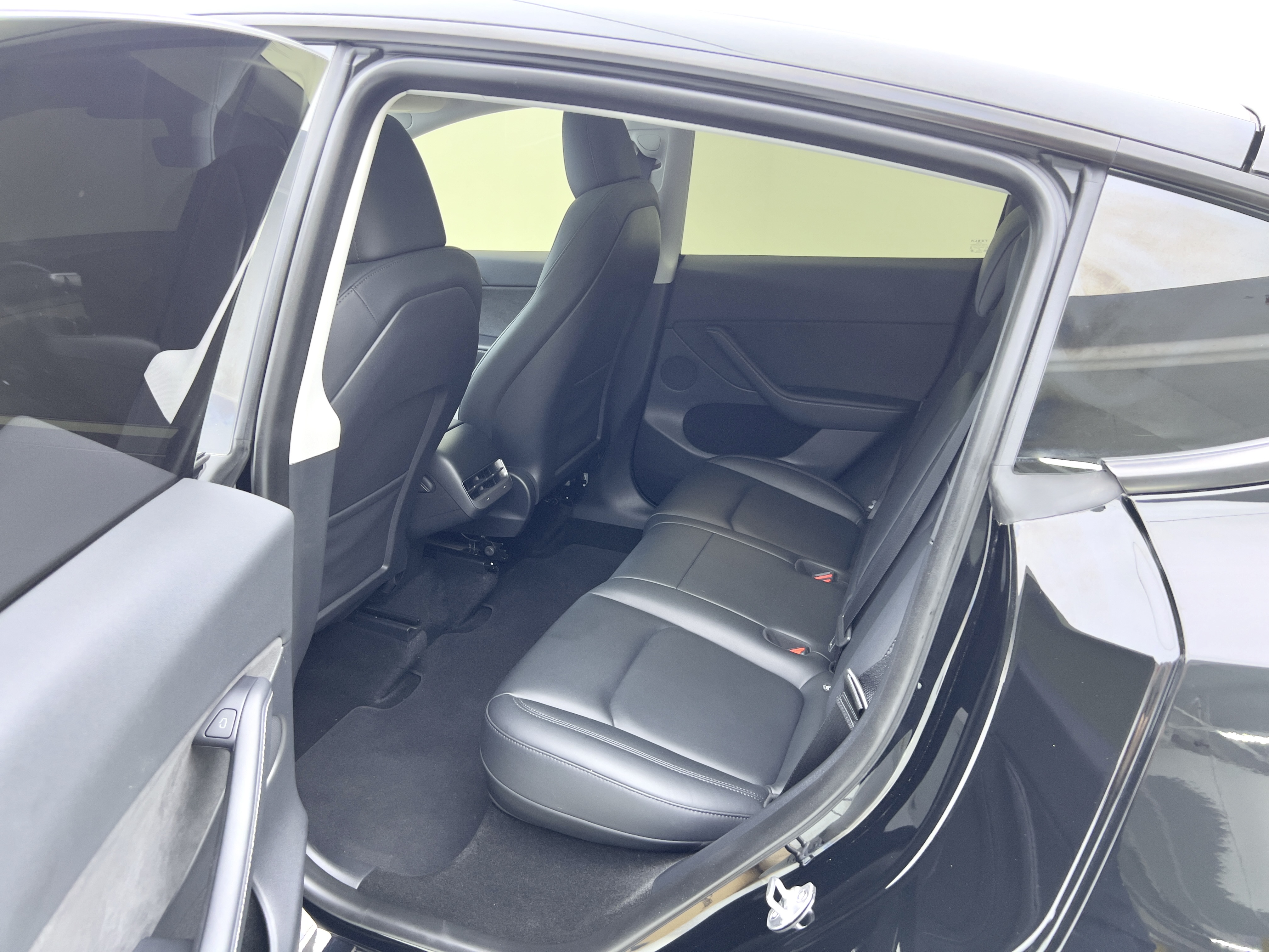 Tesla Model Y 2023 car image #13