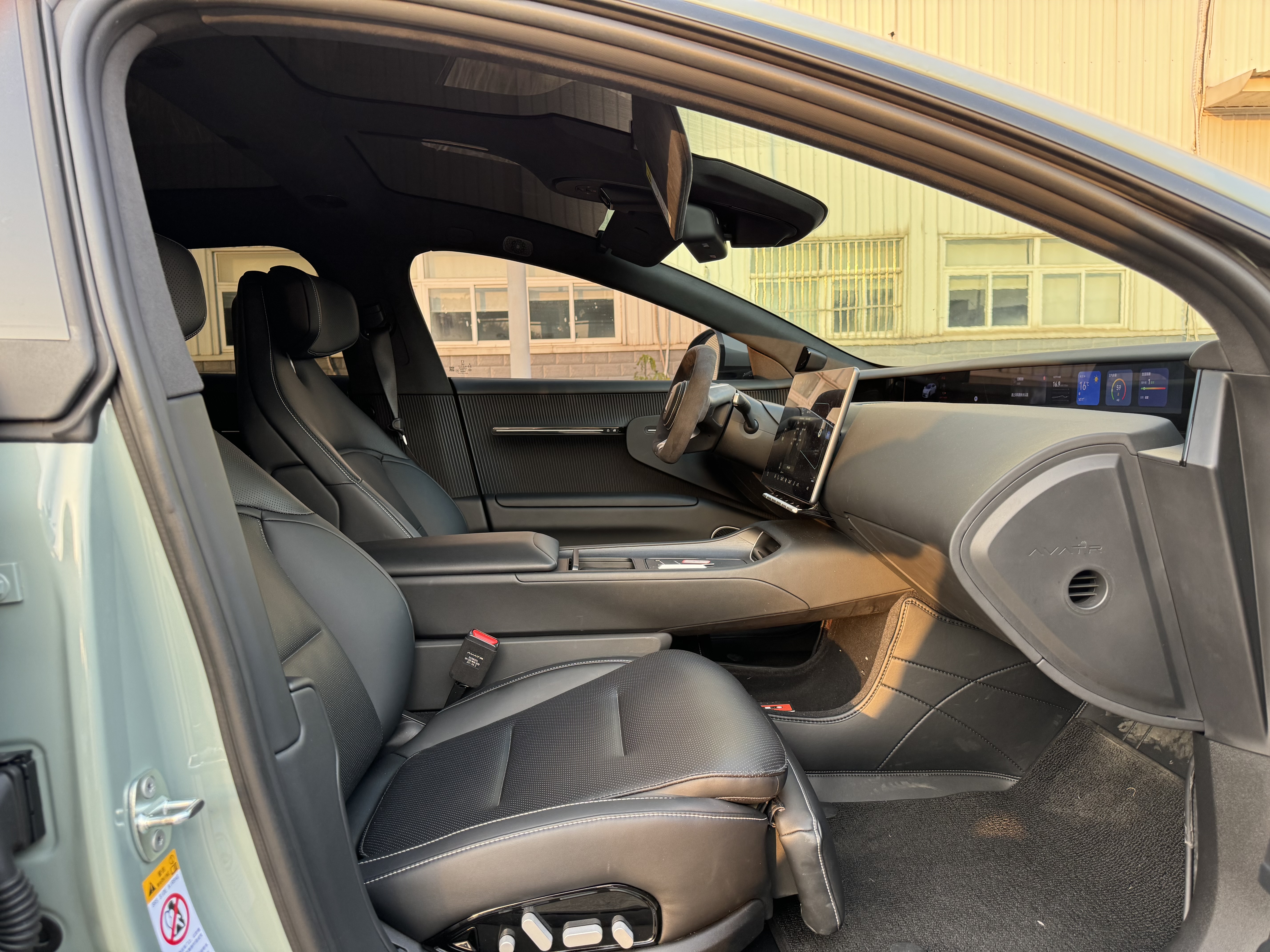Avatr 12 2024 car image #13