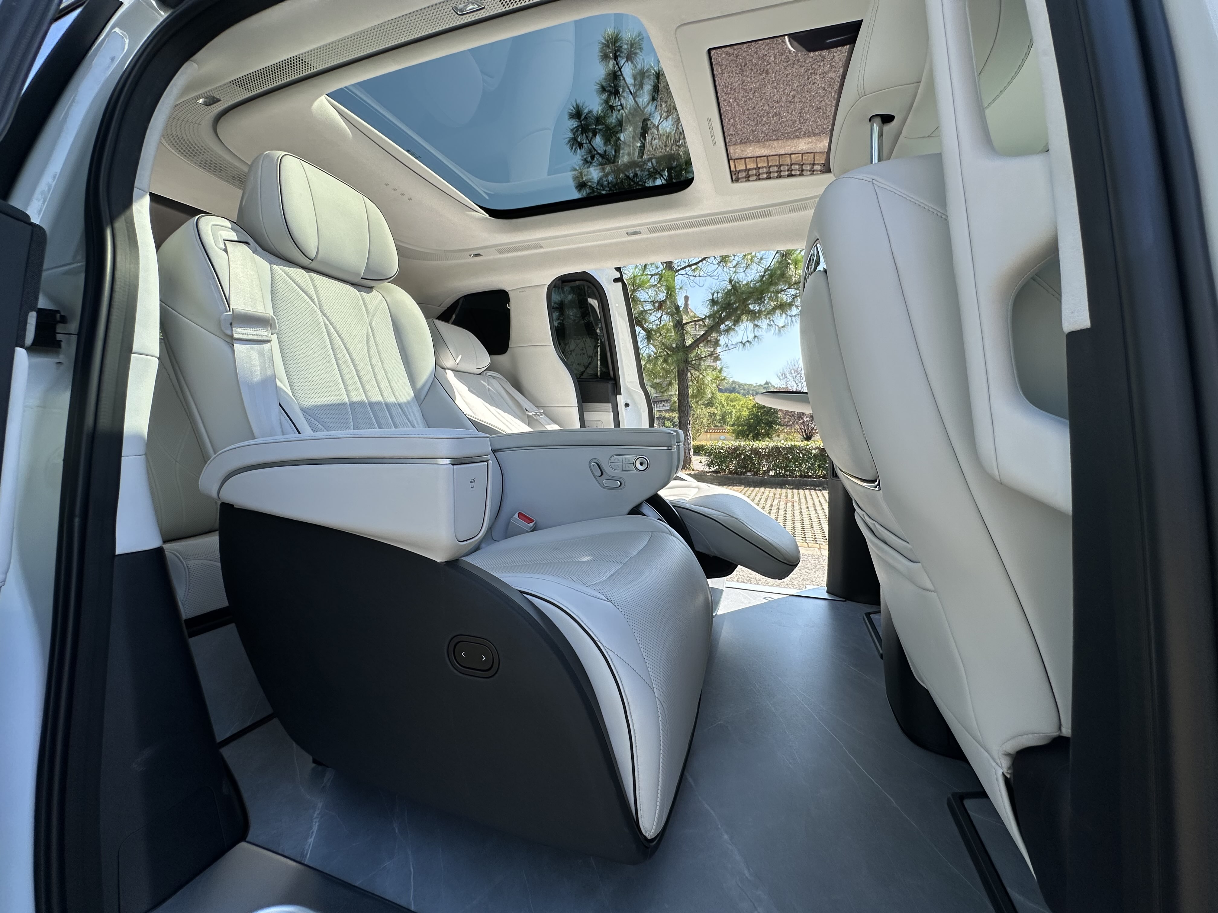 Xpeng X9 2024 immagine di auto #13