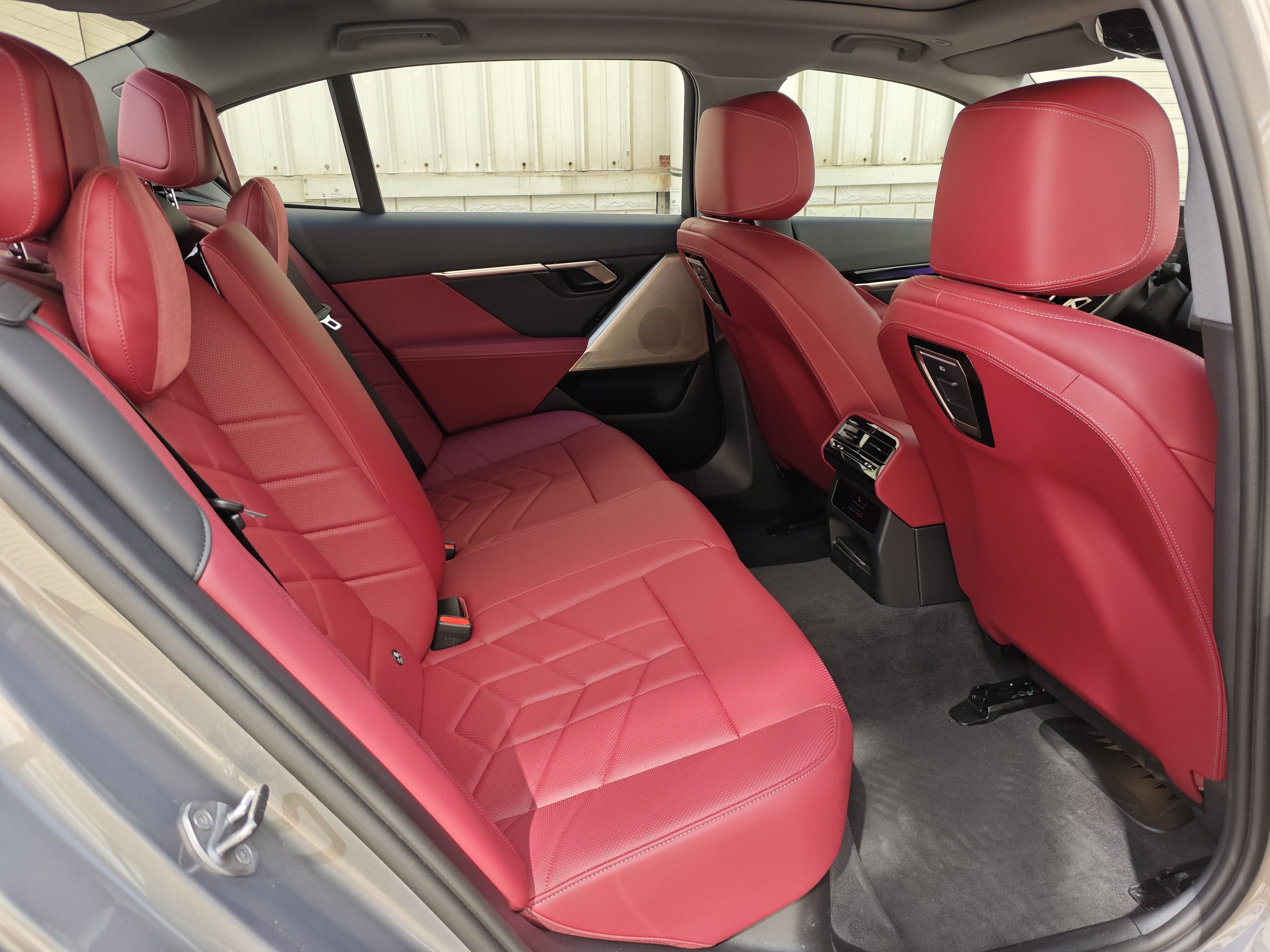 BMW i5 M60 2024 صورة سيارة #13