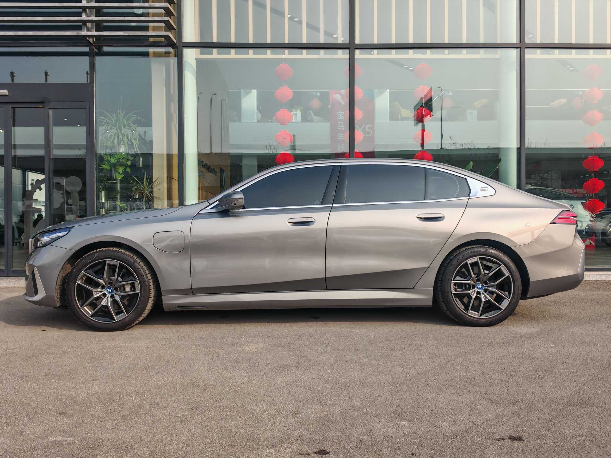 BMW i5 2025 car image #13