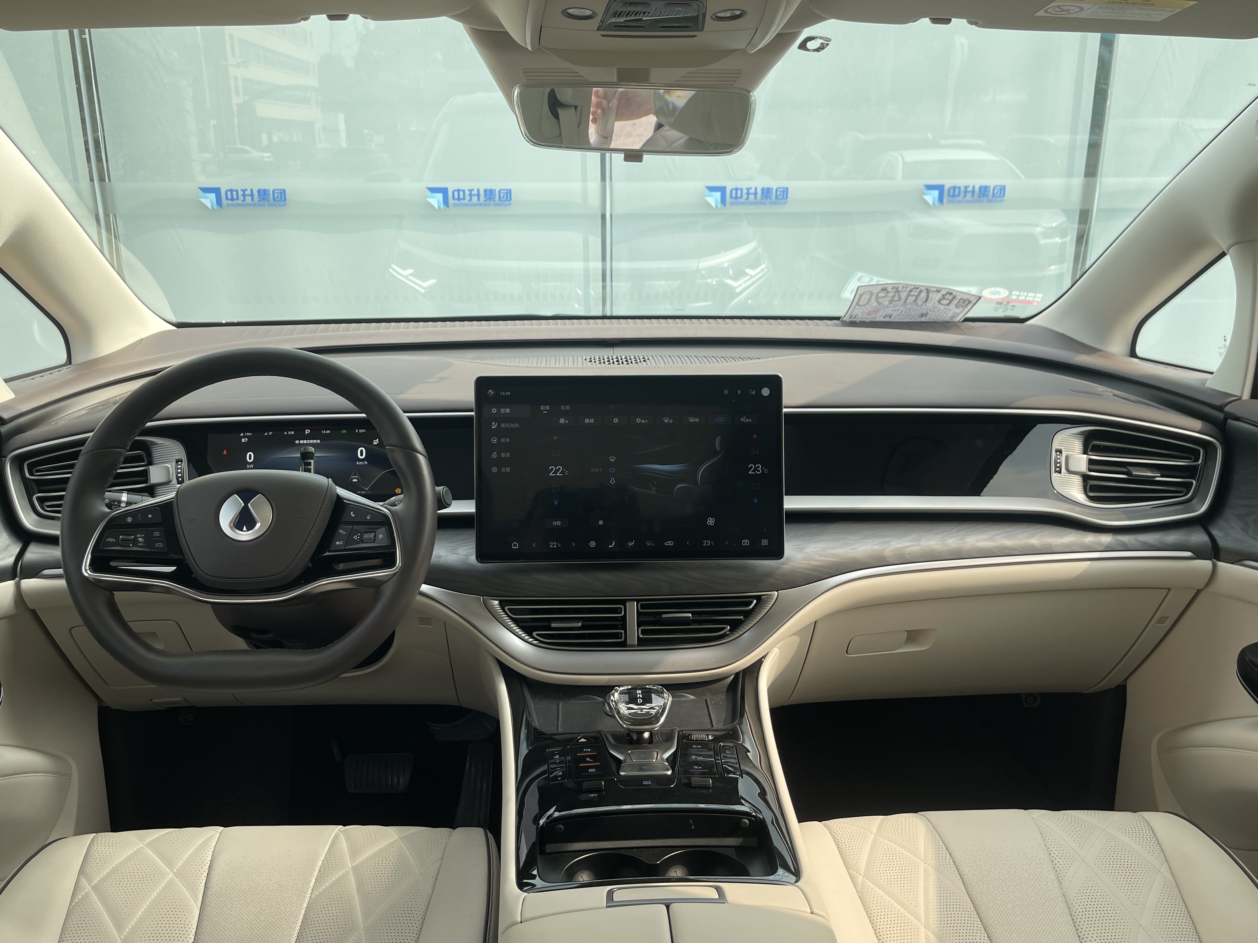 Denza D9 2024 car image #13