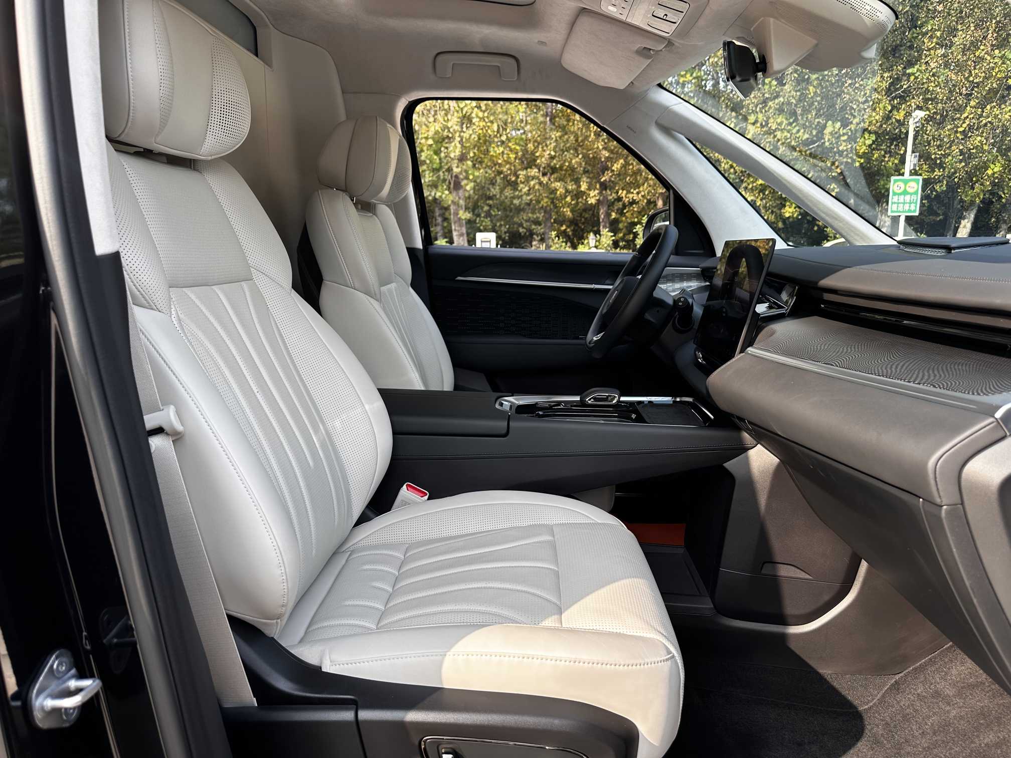 Zeekr 009 2024 imagen de coche #13