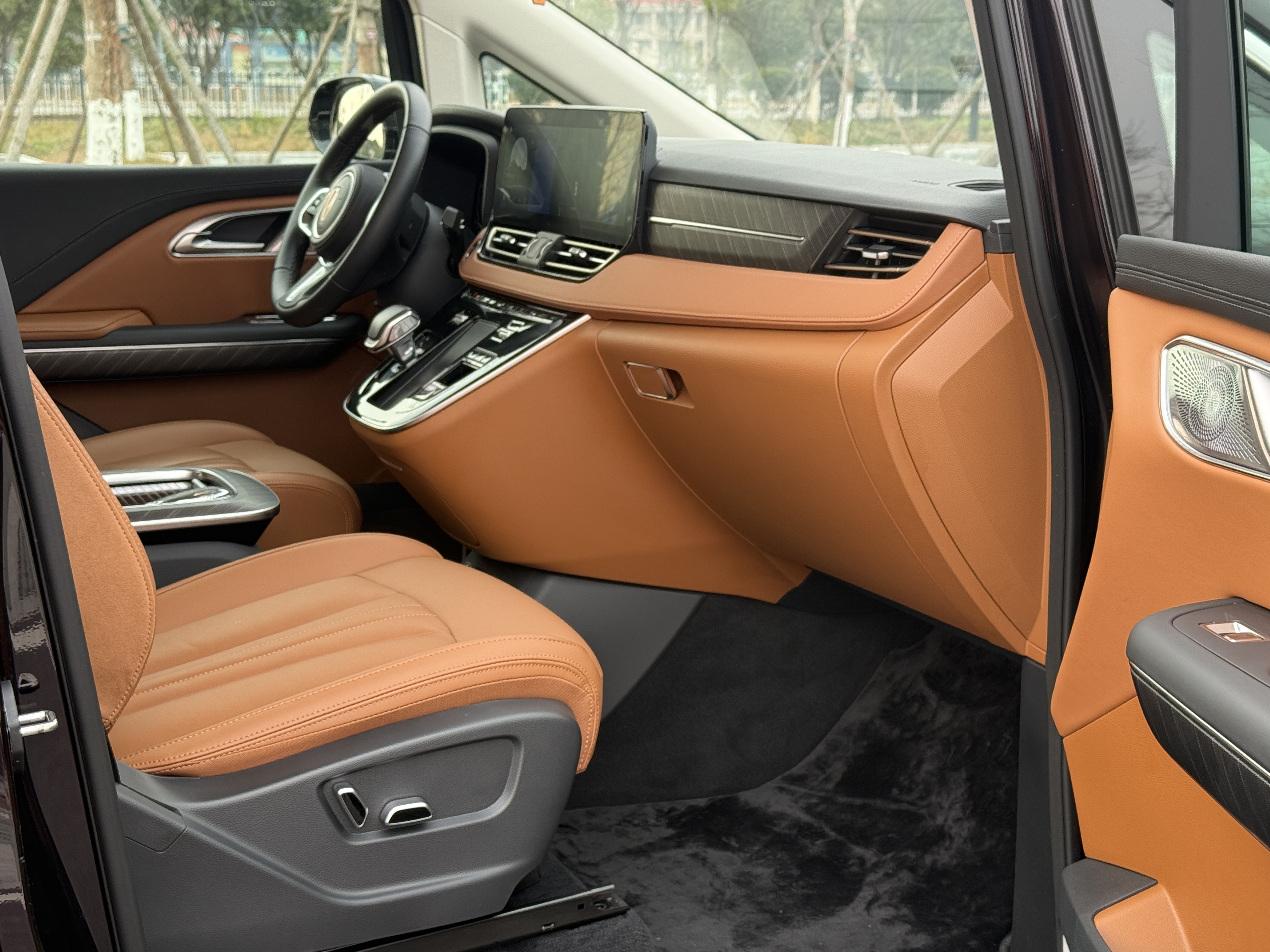 HongQi HQ9 PHEV 2024 #13 HongQi HQ9 PHEV 2024 car image #13