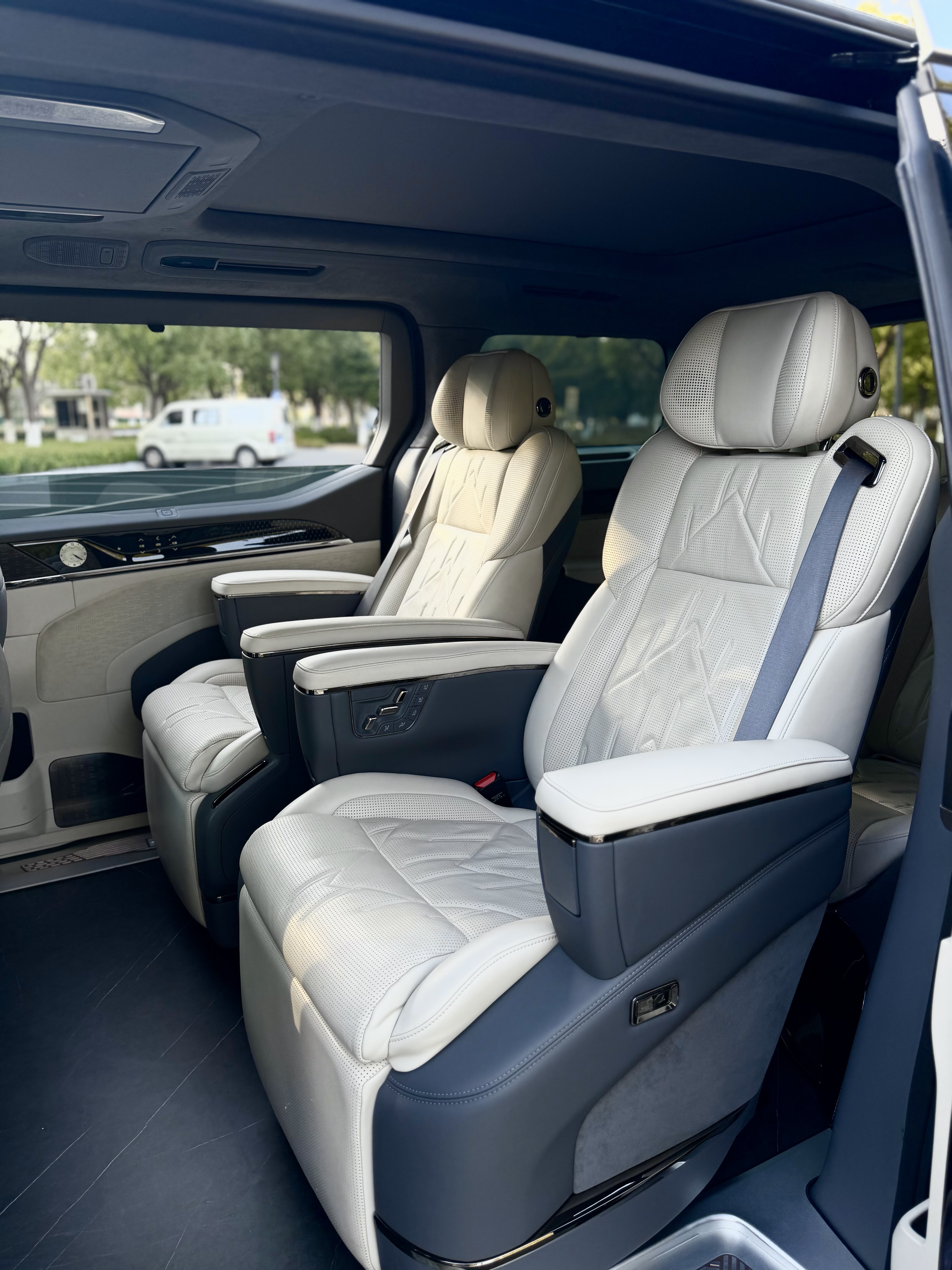 极氪 极氪009 2024 汽车图片 #13