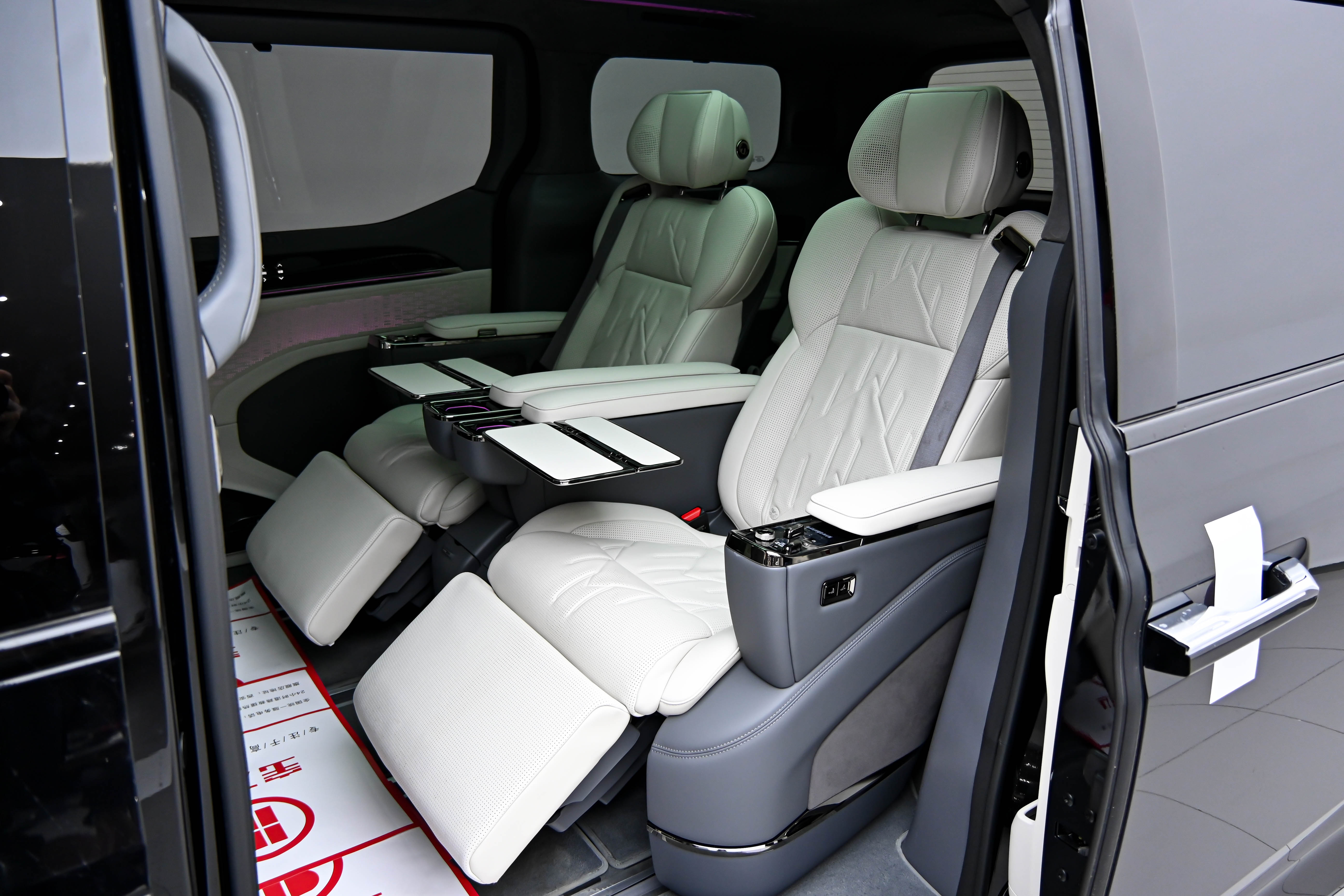 极氪 极氪009 2024 汽车图片 #13