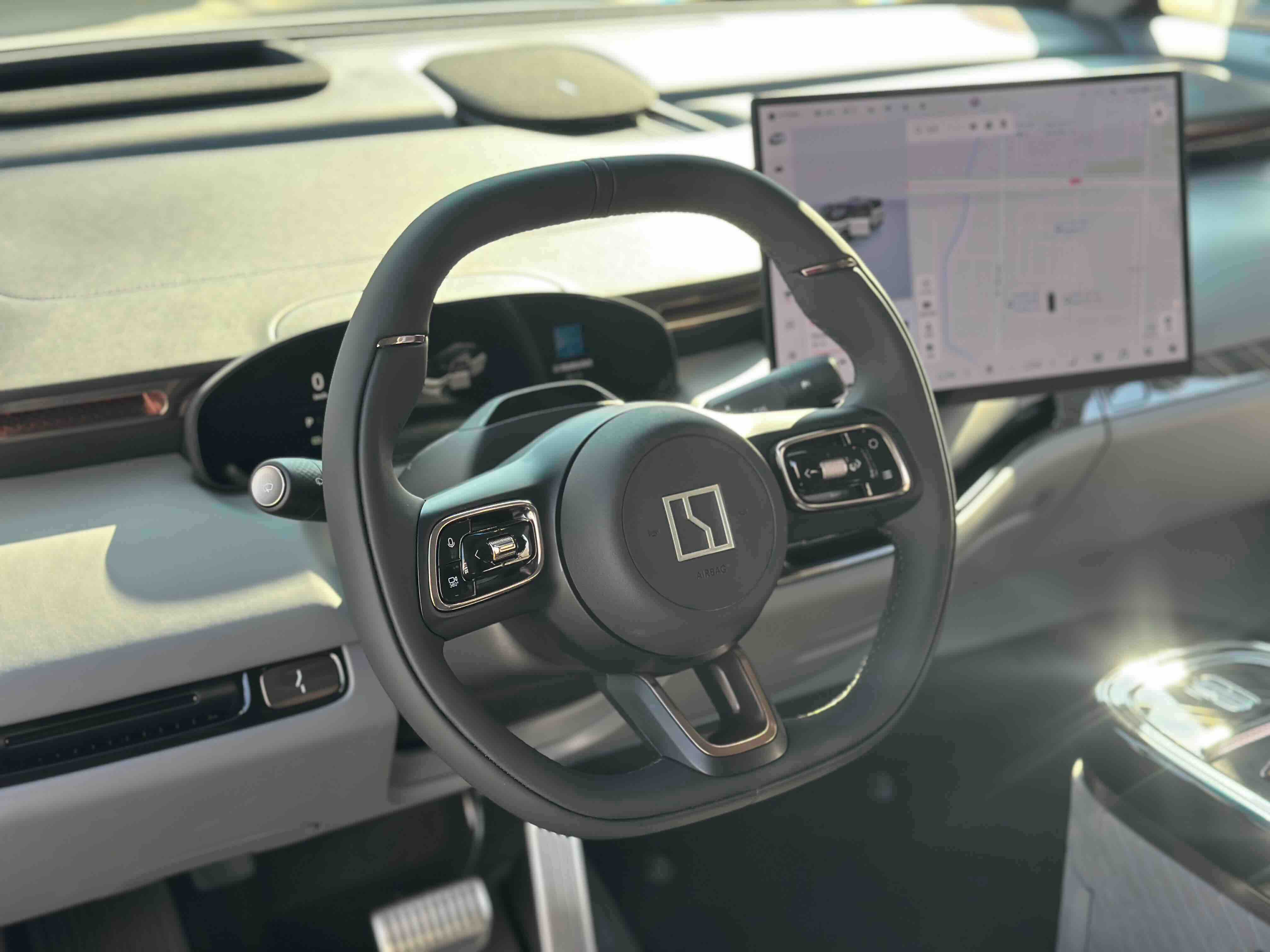 极氪 极氪MIX 2024 汽车图片 #13