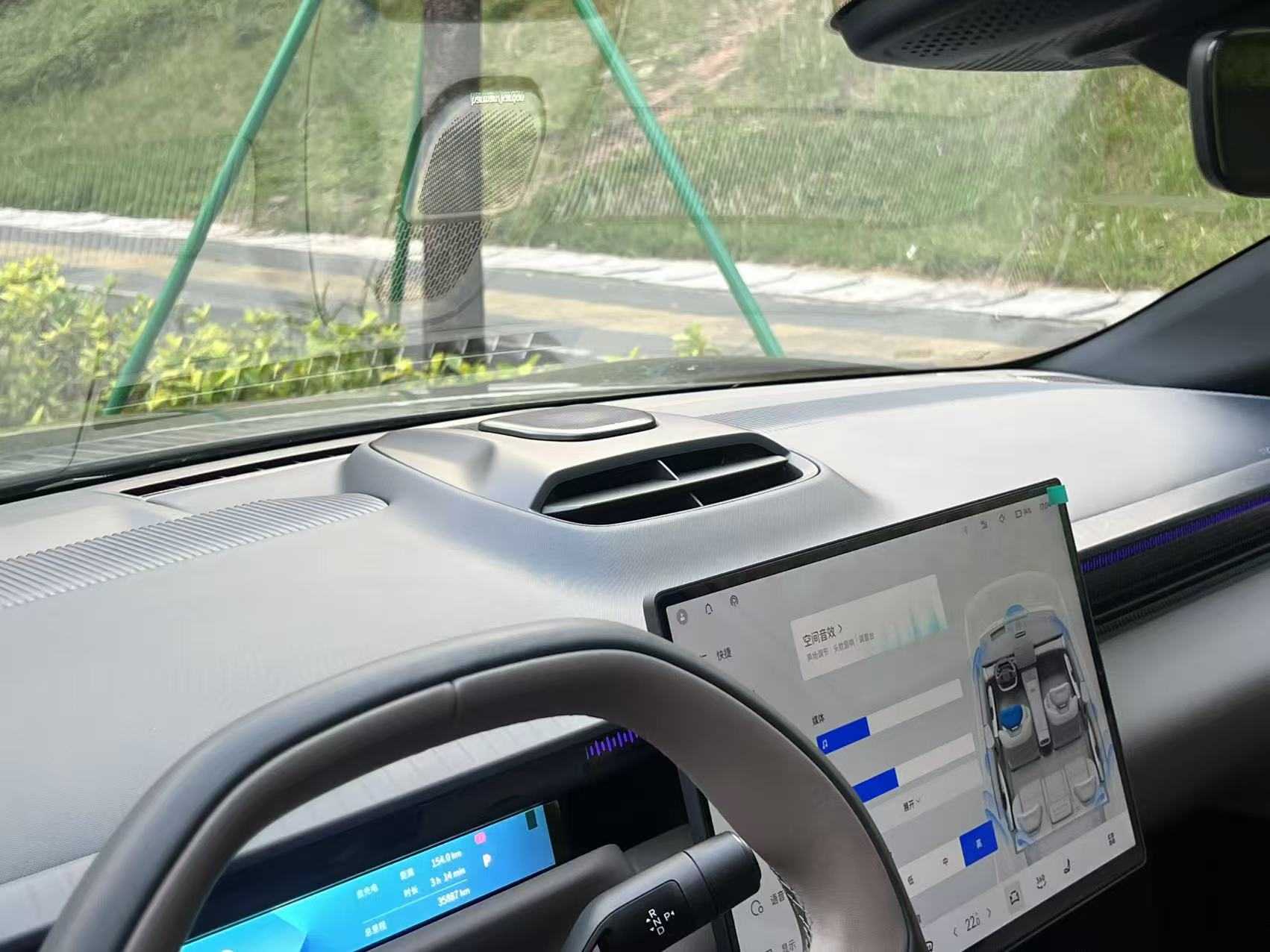Lynk & Co Z10 2024 car image #13