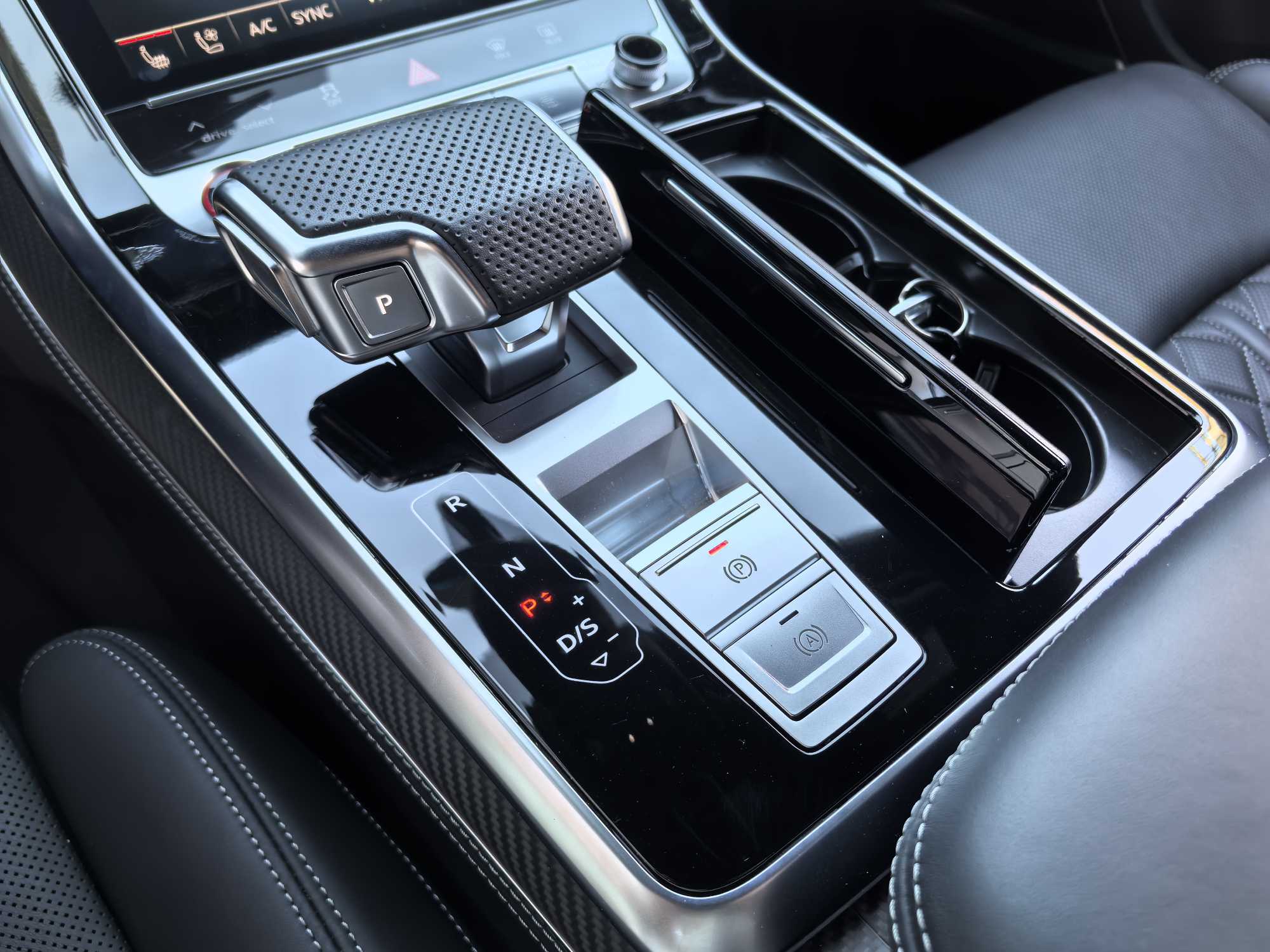 Audi SQ7 2024 car image #13