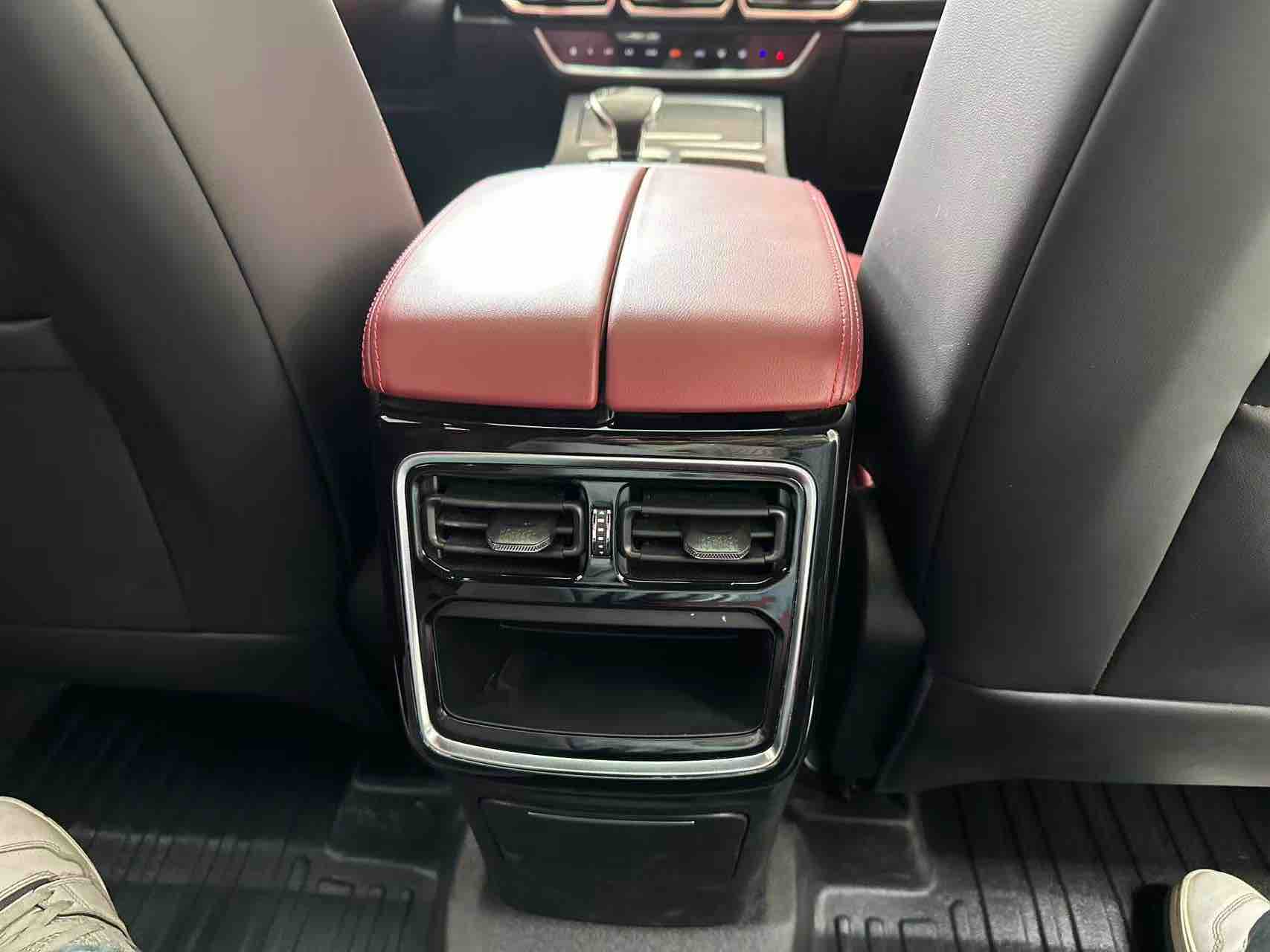 X70 PLUS 2025 #13 X70 PLUS 2025 car image #13
