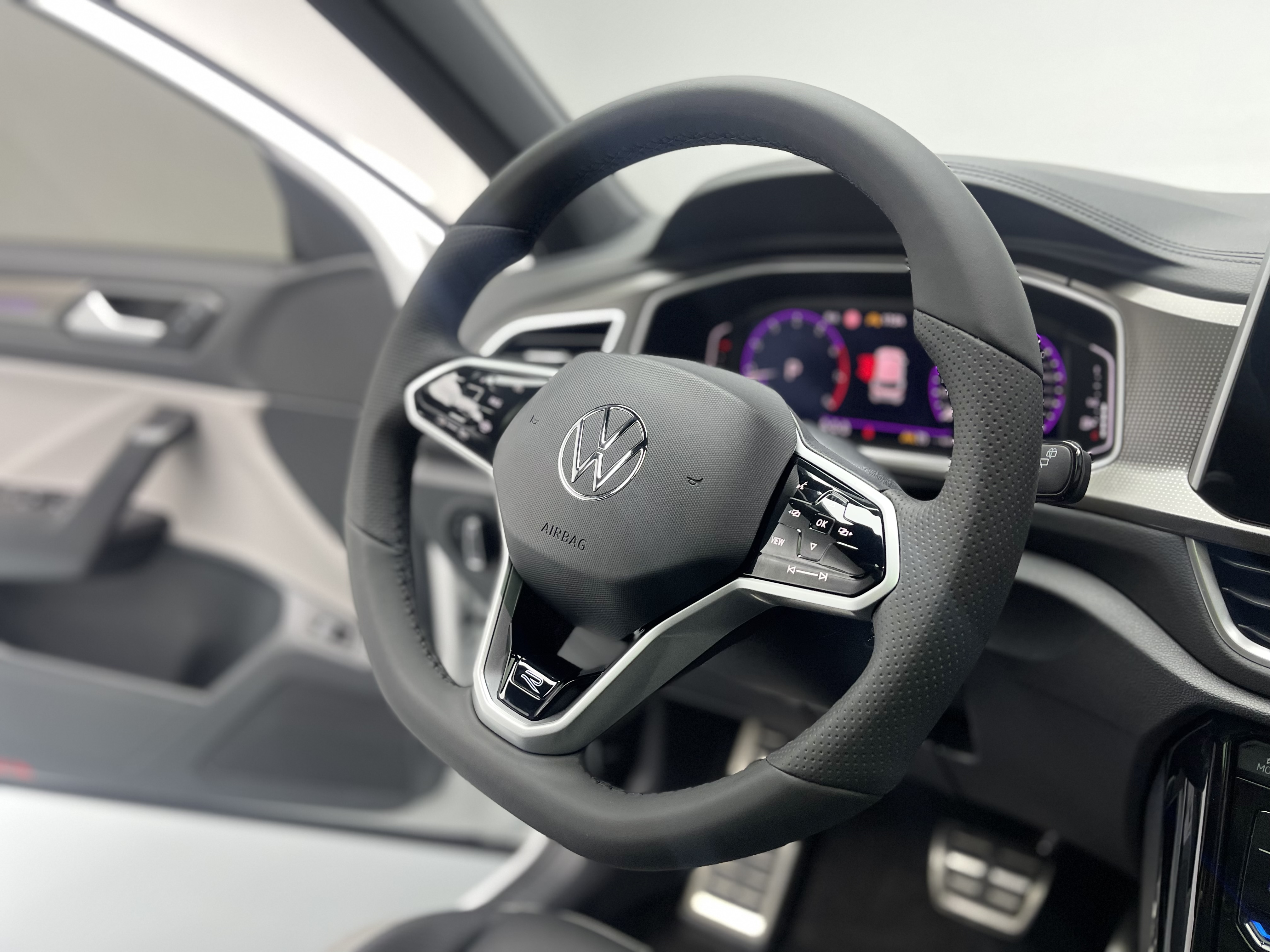 Volkswagen T-Roc 2025 car image #13